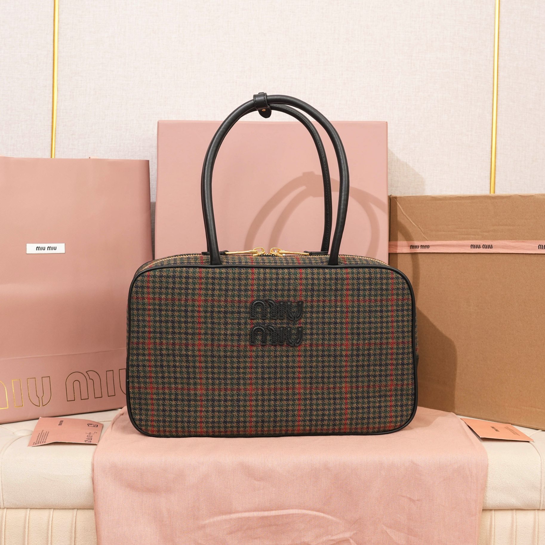 NO:574759,5BB117  MiuMiu houndstooth olive green briefcase is a complete fusion of fashion and classic, exquisite and casual, with corduroy fabric and calfskin, soft and durable, lighter and more versatile than the all-leather model, both appearance and practicality are amazing, the three-generation long handle design is convenient  Shoulder carry, the large design has ample capacity and can easily hold various necessities. It is a perfect choice whether for work or travel. The new canvas lining is more beautiful and durable. Size 34X23X12cm (with original packaging), MIUMIU, miumiu, cowhide198609095BB117 MiuMiu千鸟格橄榄绿公文包,时尚与经典的完全融合,精致随性慵懒,灯芯绒面料搭配小牛皮,质感柔软且耐用,比起全皮款更加轻便且颜色也更百搭,无论外观还是实用性都让人惊叹,三代长手柄设计方便肩背,大号设计容量充足,可轻松装下各种必需品,无论上班还是出游,它都是完美的选择,全新的帆布衬里更美观耐用,尺寸34X23X12cm（配原版包装）,MIUMIU,miumiu,cowhide,Bag