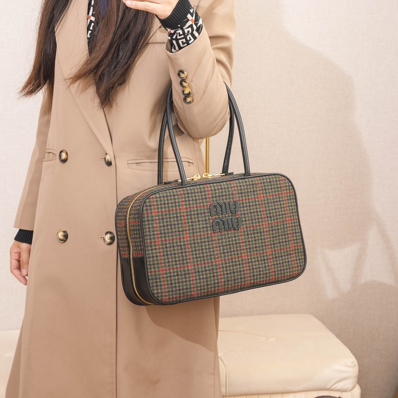NO:581806,5BB117 (houndstooth olive green) upper body effect reference, MIUMIU, miumiu198609095BB117（千鸟格橄榄绿） 上身效果参考,MIUMIU,miumiu,Bag