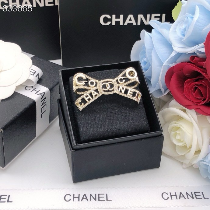 Chanel 蝴蝶结 在饰品界一向有“好人缘”