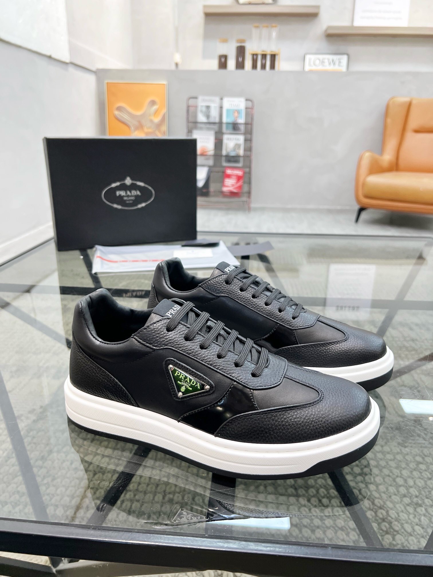 NO:222826,Brand PRADA color original color matching, code number 38-44 customized 45 price Material Prada new product original single-stock low-top casual shoes!  The upper is made of original soft cowhide, matched with Prada logo cowhide inner lining, cowhide foot pad original mold open sole, high quality worth owning, Prada, prada, cowhide19860909品牌PRADA 颜色原版配色 码数38-44定做45 价格 材质普拉达新品原单货低帮 休闲鞋！鞋面采用原版柔软牛皮 搭配普拉达标识牛皮内里 牛皮垫脚原版开模大底、高品质值得拥有,普拉达,prada,prada,cowhide,Men's shoes