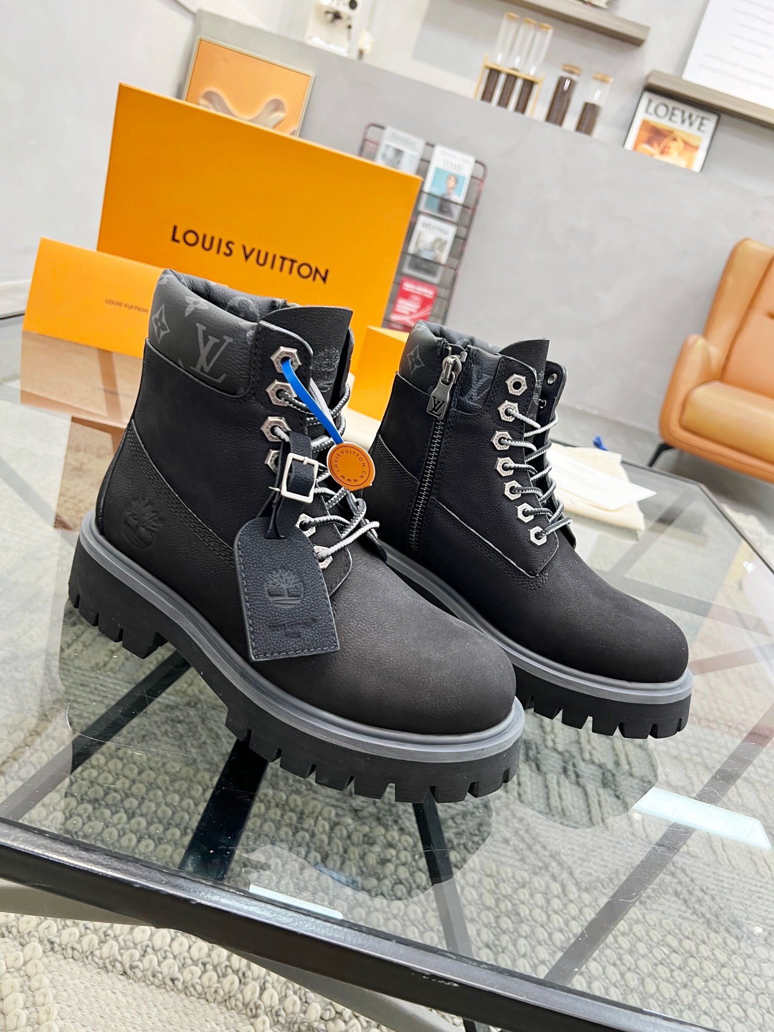 NO:220142,Brand LOUIS VUITTON Color Original Color Number 39-45 Customized 46.47 Price Material Louis Vuitton New Luxury Men's High-top Oberkampf Ankle Boots, Combining Calfskin and Soft Monogram Fabric Lined Covered Collar, Recreating the hiking boot design in autumn and winter, with a sturdy and lightweight tread rubber outsole and L. letter hot stamping. Original independent latex insole, hidden side at the lace-up, L letter label, original sole perfect wrap., LV high top, louis vuitton, louis vuitton, louis vuitton, louis vuitton, boots, cowhide19860909品牌LOUIS VUITTON 颜色原版配色 码数39-45定做46.47 价格 材质路易威登新款奢品男士高帮Oberkampf 及踝靴,融合小牛皮和柔软 Monogram 织物加衬鞋领,于 秋冬再现登山靴设计,搭配坚固轻巧的胎面橡胶外底和 L. 字母烫印.原版独立乳胶鞋垫,系带处隐藏鞋边,鞋舌饰有L字母标签,原版鞋底 完美包裹.,LV 高帮,louis vuitton,louis vuitton,louis vuitton,boots,cowhide,Men's shoes
