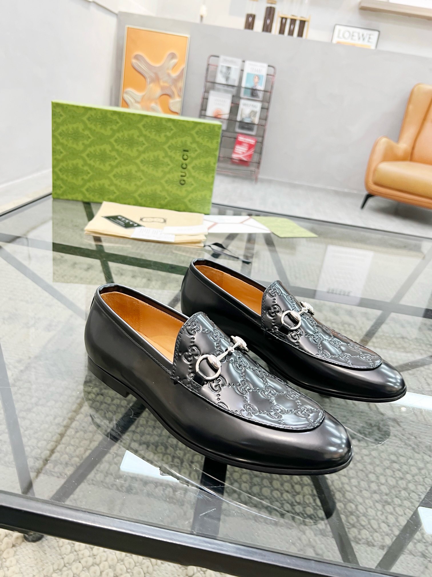 NO:220973,Brand G U C C I color original color matching Number 39-44 Customized 38.45.46 Price Material Guqi new style Business formal leather shoes!  Quality please see the details Classic simple design Pure Goodyear hand-crafted and rigorous fine upper imported handmade cowhide leather to create fashionable headline cowhide inner high-end customization Original special supply (real leather sole) high quality Worth owning, Guqi leather shoes, cowhide, Leather soles19860909品牌G U C C I 颜色原版配色 码数39-44定做38.45.46 价格 材质古奇新款 商务正装皮鞋！质量请看细节经典简约设计纯固特异手工严谨精细鞋面进口手工牛皮制作打造出时尚头条牛皮内里高端定制 原版特供（真皮大底）高品质 值得拥有,古奇 皮鞋,cowhide,Leather soles,Men's shoes