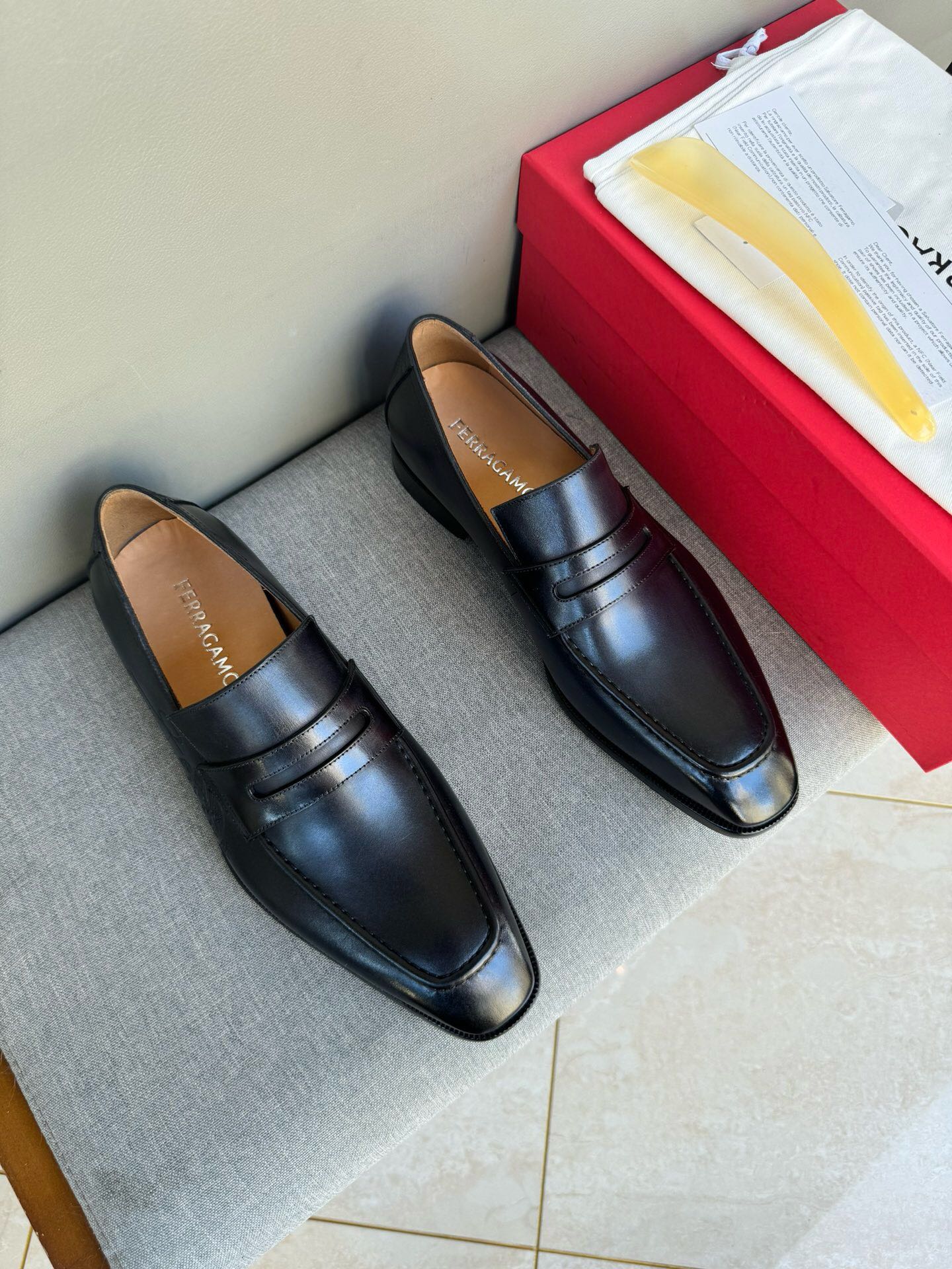 NO:220089,Brand Ferragamo color original color matching Size 39-44 Custom made 38.45 Price Material Ferragamo new style Men's business leather shoes are perfectly handmade Original quality Exquisite workmanship rigorous upper is imported waxed and polished cowhide cowhide cowhide inner Original (real leather sole) upper high-end and atmospheric, Ferragamo leather shoes, ferragamo, ferragamo, cowhide, Leather soles19860909品牌Ferragamo 颜色原版配色 码数39-44定做38.45 价格 材质菲拉格慕新款 男士 商务皮鞋发售完美的手工制作 原单品质 做工精致严谨鞋面采用进口打蜡擦色牛皮工艺牛皮内里 原版（真皮大底）上脚 高端大气,菲拉格慕 皮鞋,ferragamo,ferragamo,cowhide,Leather soles,Men's shoes