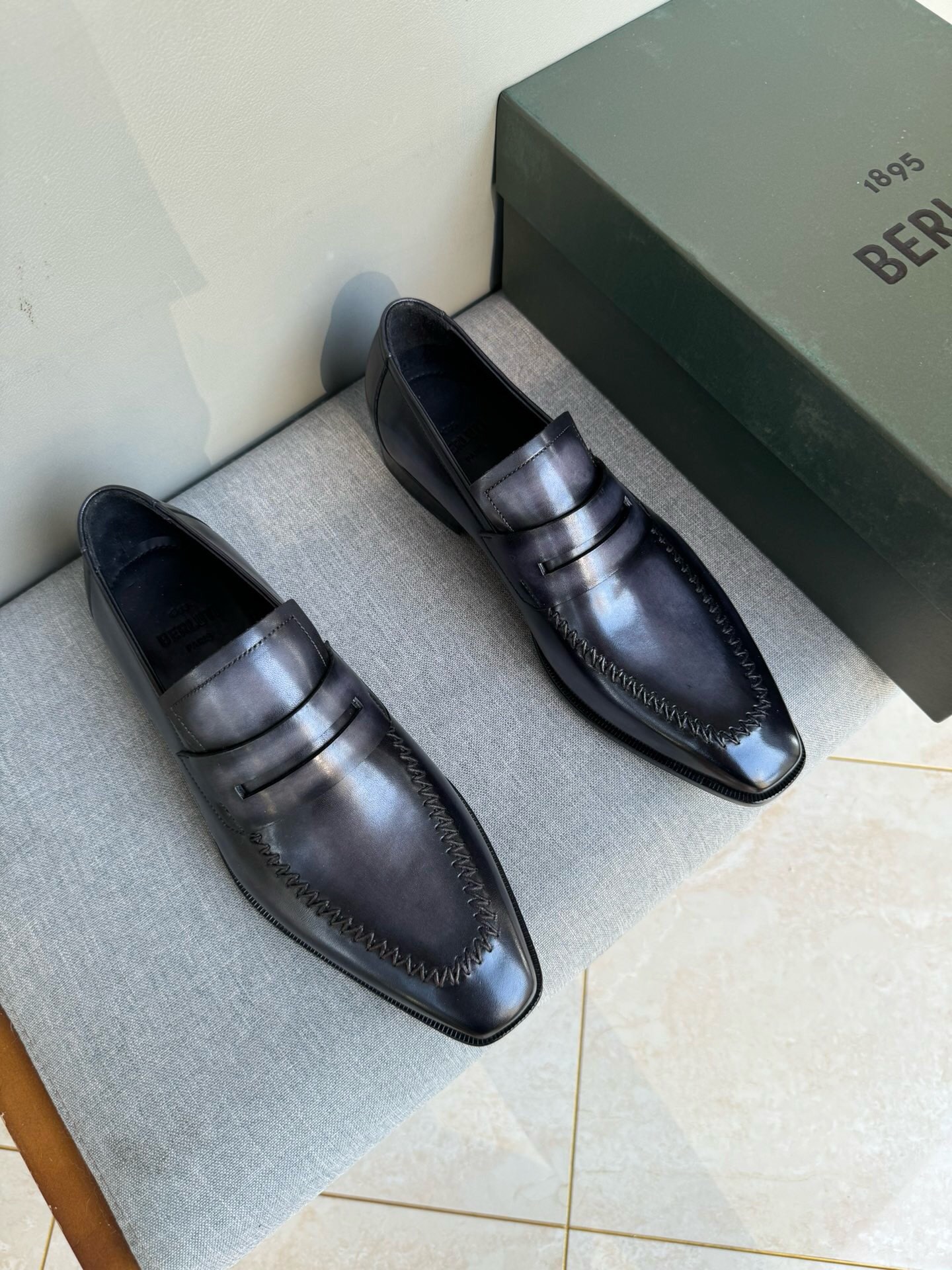 NO:220110,Brand Berluti Color Original Color Size 39-44 Customized 38.45 Price Material Berluti 2025 New Model High-end Top · Original Single Ber* Berluti French Top Men's Shoes, Berluti's Brand's debut broke the convention and launched a new Edge last. This bold improvement of the iconic last is of great significance to its unique shape and width of the side. On Alessandro shoes, this angular outline is more perspective-like by Kris' bold and professional new Cloudy dyeing. It is both business and casual. Classic and fashionable!  The handwritten patterns on the shoe body add a lot of color, Berluti, christian louboutin, Dolce & Gabbana19860909品牌Berluti 颜色原版配色 码数39-44定做38.45 价格 材质伯尔鲁帝2025新款 高端 顶级·原单Ber*布鲁提法国顶级男鞋,Berluti品牌的首秀中打破常规,推出全新的Edge鞋楦.标志性鞋楦的这种大胆改良,对于其独特形状和边宽创意工作意义重大、在Alessandro鞋履上,这种棱角分明的轮廓经Kris大胆专业的全新Cloudy 染色显得更有透视感.既商务又休闲.经典时尚！鞋身的手写纹更为其增色不少,Berluti 布鲁提,christian louboutin,Dolce&Gabbana,Men's shoes