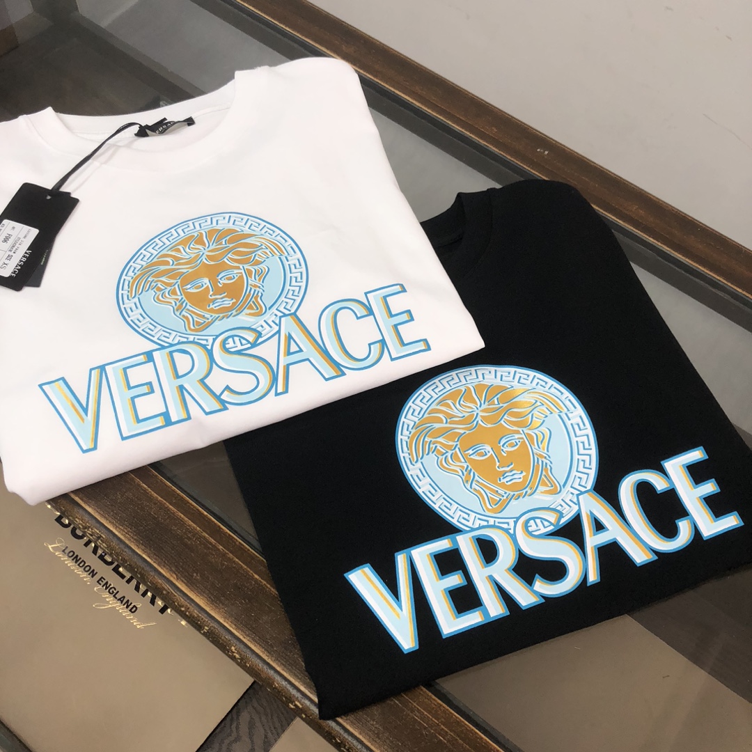💰85 C✨VER*SACE 范思哲 25ss专柜同款圆领短袖T恤～标志性品牌logo印花点缀～定制棉质面料～ 厚板立体！衣服偏厚使整体高透气和柔软性的质感更加凸显，饱满的棉质感引起极度舒适。高端人士必备单品，原厂辅料三标齐全！男女同款！
颜色：黑色 白色
尺码：XS S M L（偏大版型！下单请报身高体重！）