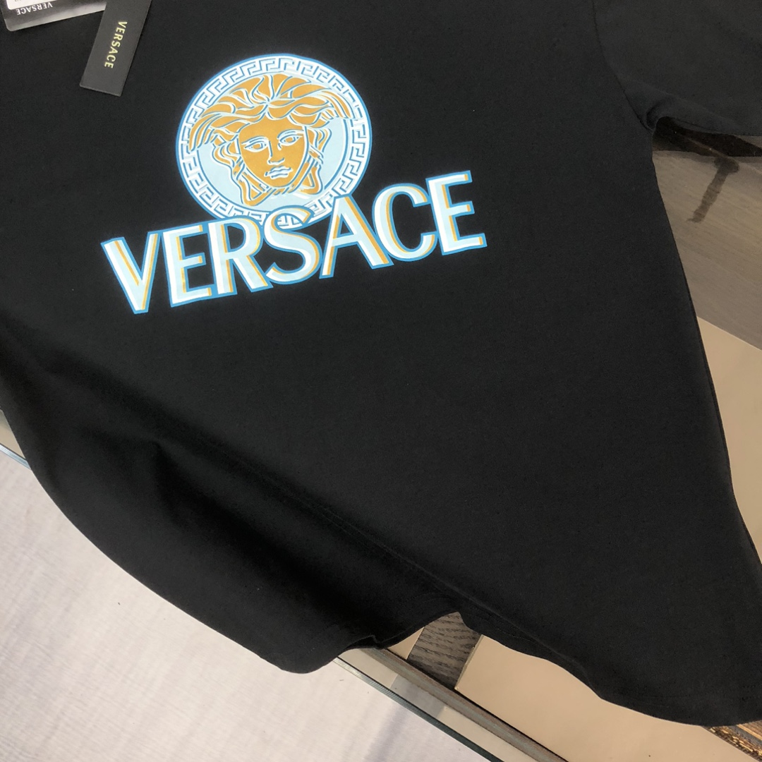 💰85 C✨VER*SACE 范思哲 25ss专柜同款圆领短袖T恤～标志性品牌logo印花点缀～定制棉质面料～ 厚板立体！衣服偏厚使整体高透气和柔软性的质感更加凸显，饱满的棉质感引起极度舒适。高端人士必备单品，原厂辅料三标齐全！男女同款！
颜色：黑色 白色
尺码：XS S M L（偏大版型！下单请报身高体重！）