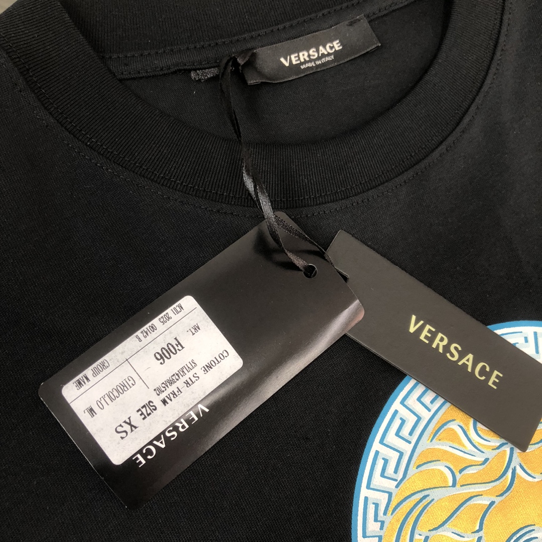 💰85 C✨VER*SACE 范思哲 25ss专柜同款圆领短袖T恤～标志性品牌logo印花点缀～定制棉质面料～ 厚板立体！衣服偏厚使整体高透气和柔软性的质感更加凸显，饱满的棉质感引起极度舒适。高端人士必备单品，原厂辅料三标齐全！男女同款！
颜色：黑色 白色
尺码：XS S M L（偏大版型！下单请报身高体重！）