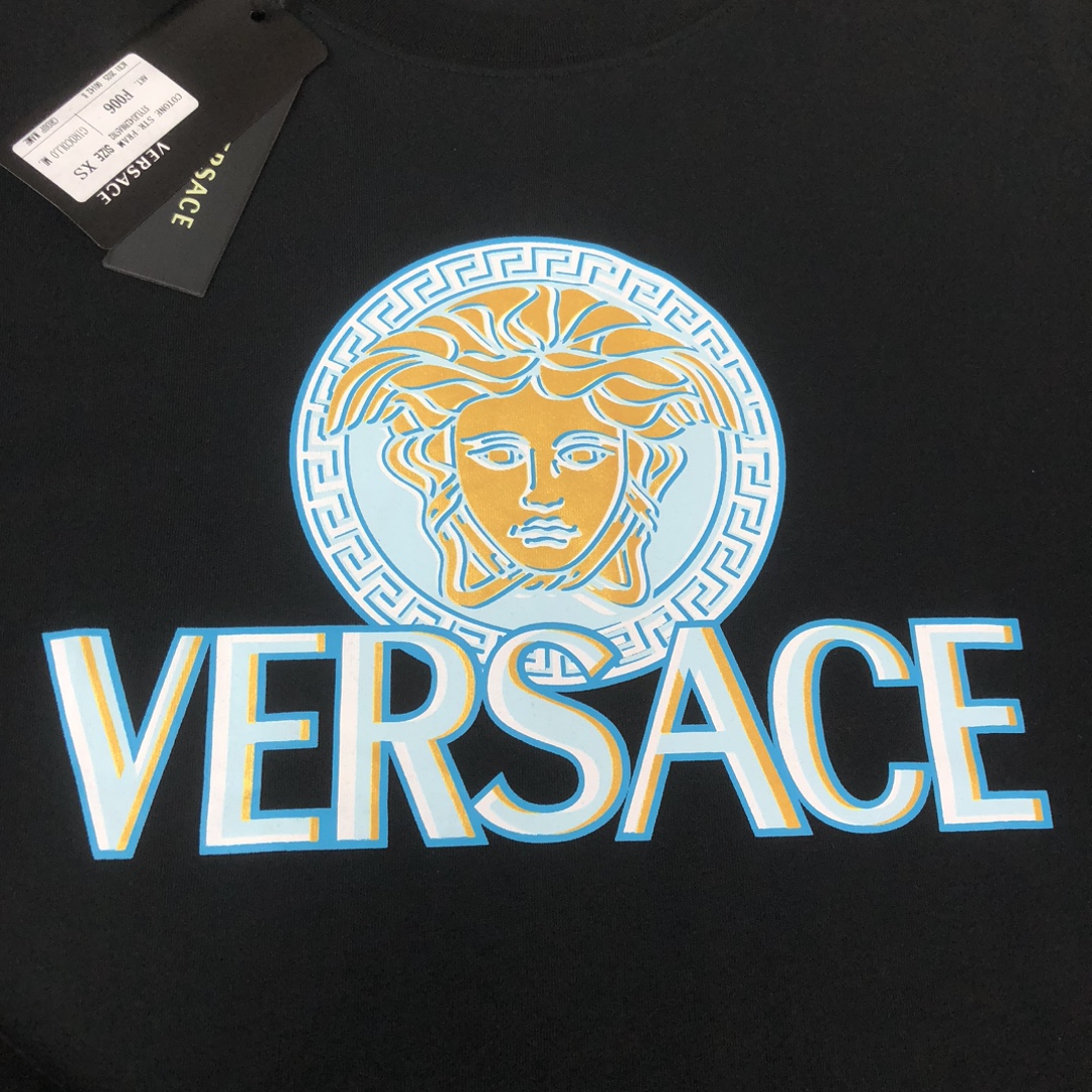 💰85 C✨VER*SACE 范思哲 25ss专柜同款圆领短袖T恤～标志性品牌logo印花点缀～定制棉质面料～ 厚板立体！衣服偏厚使整体高透气和柔软性的质感更加凸显，饱满的棉质感引起极度舒适。高端人士必备单品，原厂辅料三标齐全！男女同款！
颜色：黑色 白色
尺码：XS S M L（偏大版型！下单请报身高体重！）