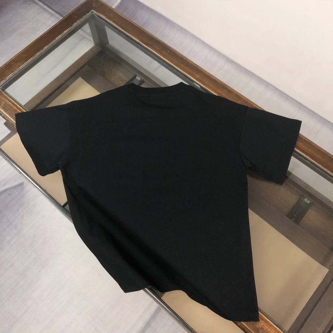 💰85 C✨VER*SACE 范思哲 25ss专柜同款圆领短袖T恤～标志性品牌logo印花点缀～定制棉质面料～ 厚板立体！衣服偏厚使整体高透气和柔软性的质感更加凸显，饱满的棉质感引起极度舒适。高端人士必备单品，原厂辅料三标齐全！男女同款！
颜色：黑色 白色
尺码：XS S M L（偏大版型！下单请报身高体重！）