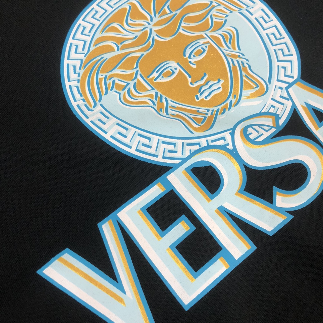 💰85 C✨VER*SACE 范思哲 25ss专柜同款圆领短袖T恤～标志性品牌logo印花点缀～定制棉质面料～ 厚板立体！衣服偏厚使整体高透气和柔软性的质感更加凸显，饱满的棉质感引起极度舒适。高端人士必备单品，原厂辅料三标齐全！男女同款！
颜色：黑色 白色
尺码：XS S M L（偏大版型！下单请报身高体重！）