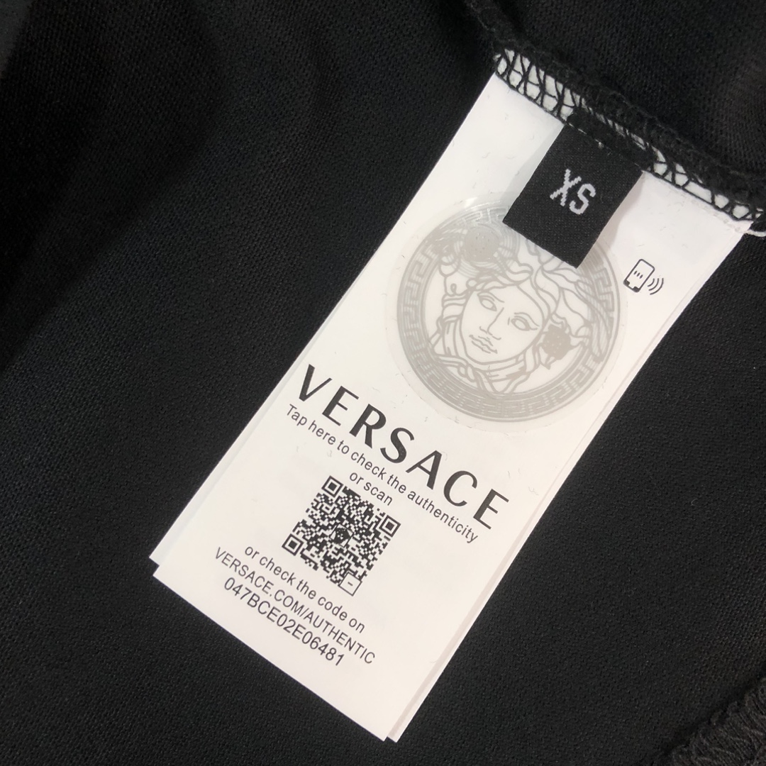 💰85 C✨VER*SACE 范思哲 25ss专柜同款圆领短袖T恤～标志性品牌logo印花点缀～定制棉质面料～ 厚板立体！衣服偏厚使整体高透气和柔软性的质感更加凸显，饱满的棉质感引起极度舒适。高端人士必备单品，原厂辅料三标齐全！男女同款！
颜色：黑色 白色
尺码：XS S M L（偏大版型！下单请报身高体重！）