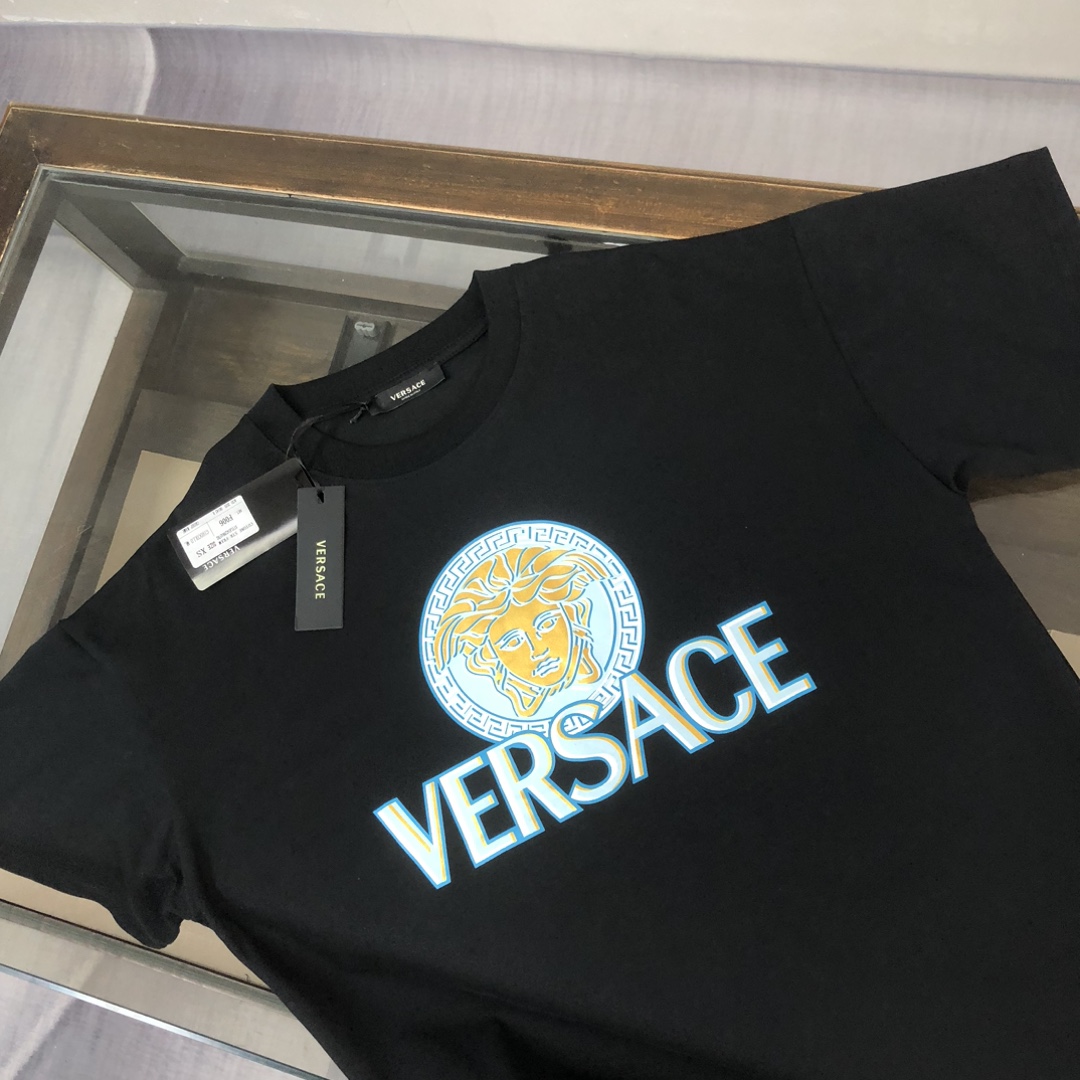 💰85 C✨VER*SACE 范思哲 25ss专柜同款圆领短袖T恤～标志性品牌logo印花点缀～定制棉质面料～ 厚板立体！衣服偏厚使整体高透气和柔软性的质感更加凸显，饱满的棉质感引起极度舒适。高端人士必备单品，原厂辅料三标齐全！男女同款！
颜色：黑色 白色
尺码：XS S M L（偏大版型！下单请报身高体重！）