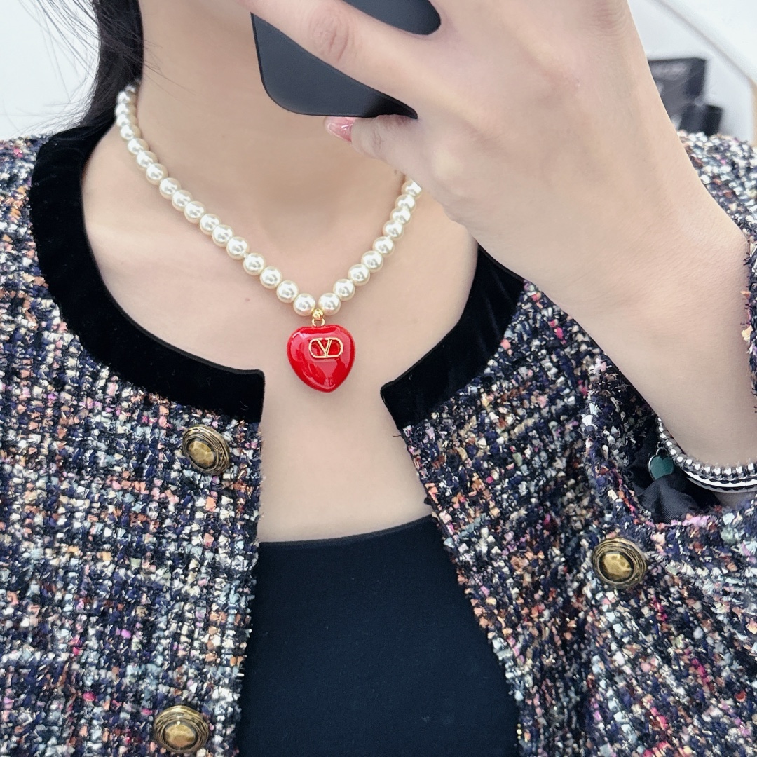 NO:633094,88200, Valentino is versatile, durable, and full of elegance. It is easy to wear it with a sense of luxury. Whoever wears it looks better, valentino, Cartier high-end jewelry1986090988200,百搭耐看又贵气感满满的华伦天奴 轻轻松松千金感穿搭 谁戴谁好看,,valentino,卡迪亚高端饰品,Jewelry