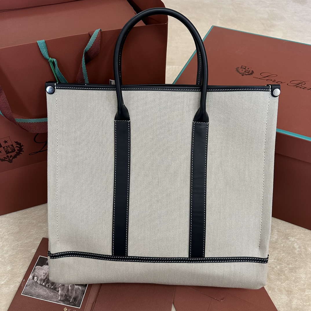 （本款只配礼品袋➕木球）
Loro piana
Beam 小号托特包 帆布蓝色
这款手袋以织机的重要部件