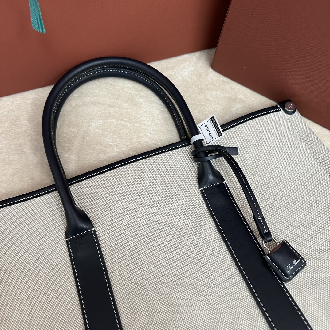 （本款只配礼品袋➕木球）
Loro piana
Beam 小号托特包 帆布蓝色
这款手袋以织机的重要部件