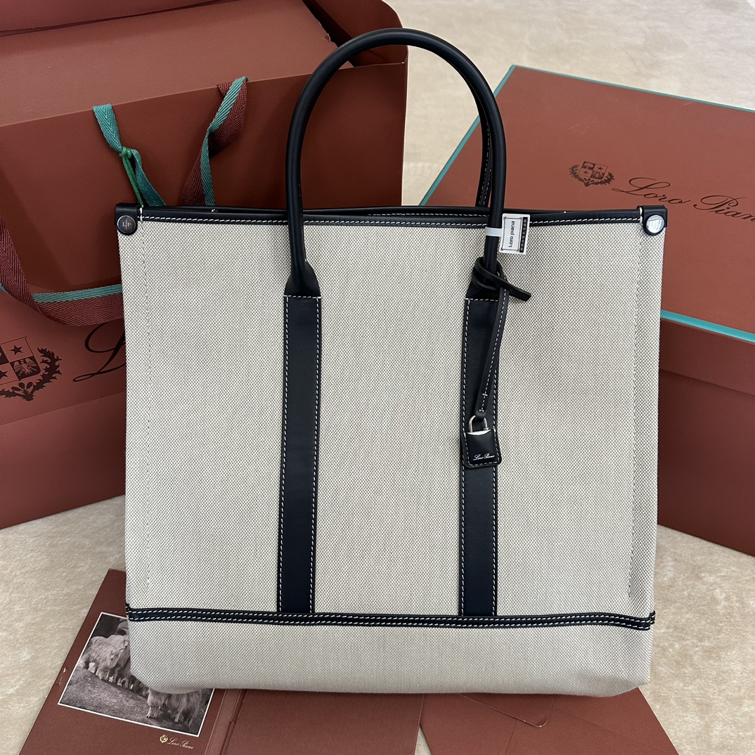 （本款只配礼品袋➕木球）
Loro piana
Beam 小号托特包 帆布蓝色
这款手袋以织机的重要部件