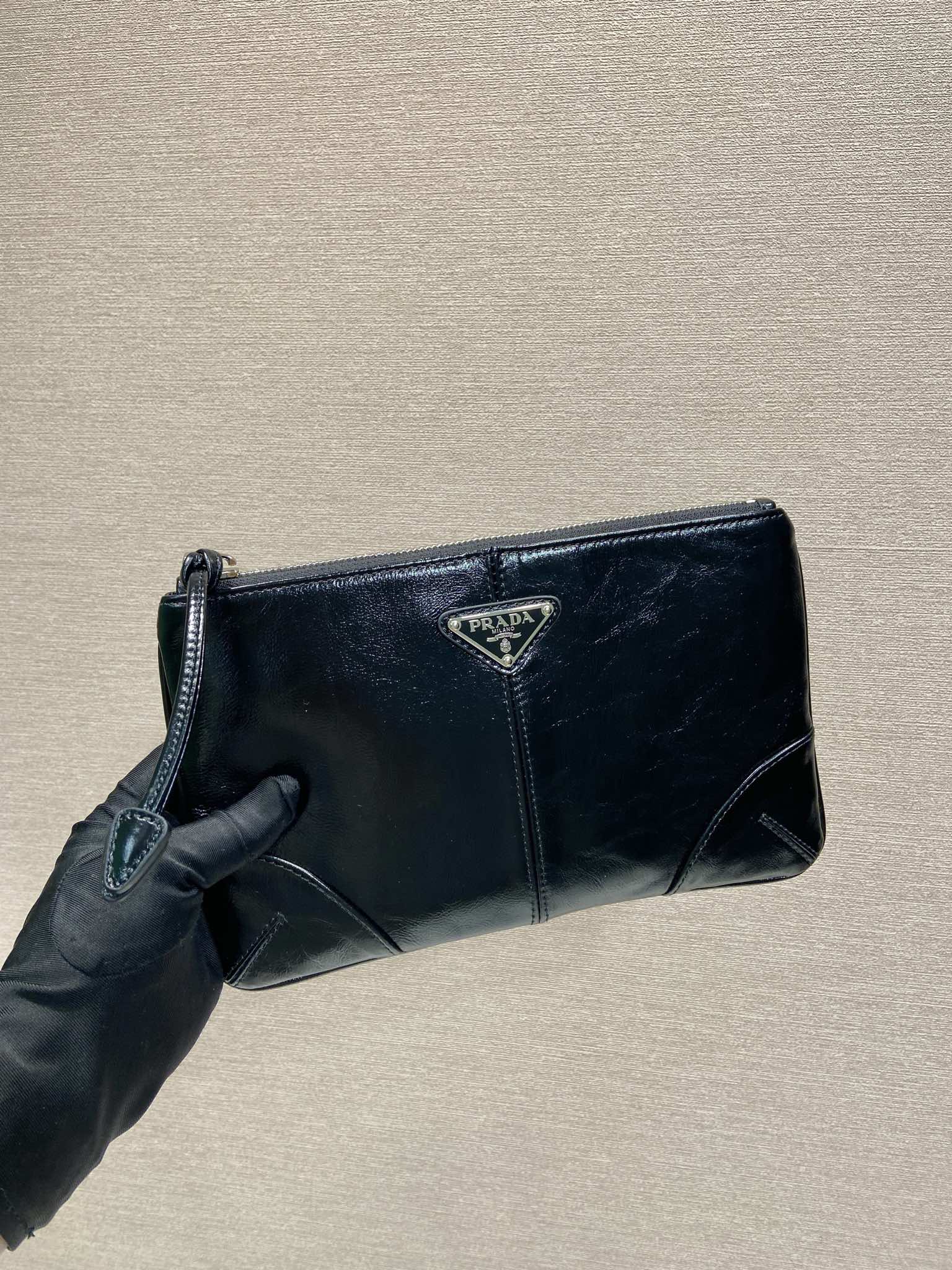 NO:206964,Batch oil wax leather handbag 2NH006S small oil wax handbag, original single product is made of imported oil wax leather, bag zipper opening and closing, polished stainless steel metal hardware accessories, internal logo, external triangle logo, both practicality and unique design style, which looks particularly fashionable and atmospheric. Length 24x height 14.5cm, Prada, prada19860909批 油腊皮手包2NH006S小号油腊手包,原单货采用进口油腊皮革材质,袋口拉链开合,抛光不锈钢金属五金配件,内部徽标,外部三角形徽标,兼具实用性和别致设计风格,显得格外时尚又大气 长24x高14.5cm,普拉达,prada,Bag