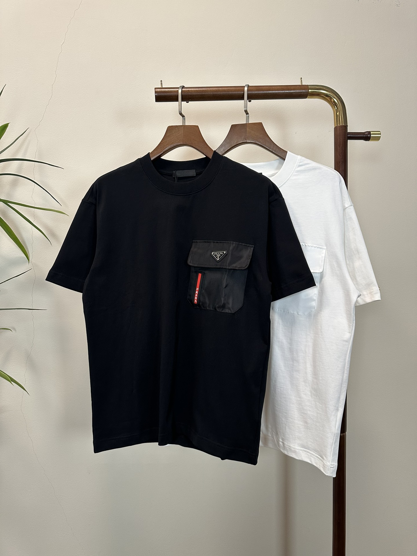 NO:134672,PRA Prada 2025 new round neck short-sleeved T-shirt high-end version!  Customized fabrics for counters are breathable and comfortable, with impeccable details, and the brand element design concept reflects high quality. The feel is delicate and soft!  It is casually cut, with a great upper body style!  S-XL, prada, prada, T-shirt,tees, t-shirt,alexander wang19860909PRA 普拉达2025新款 圆领 短袖 T恤 高端版本！专柜定制面料 透气舒适度高,细节无可挑剔,品牌元素设计理念,体现高品质.手感细腻柔软！呈现休闲裁剪,上身版型超赞！ 码数S- XL,,prada,prada,T-shirt,tees，t-shirt,alexander wang,Men's clothing