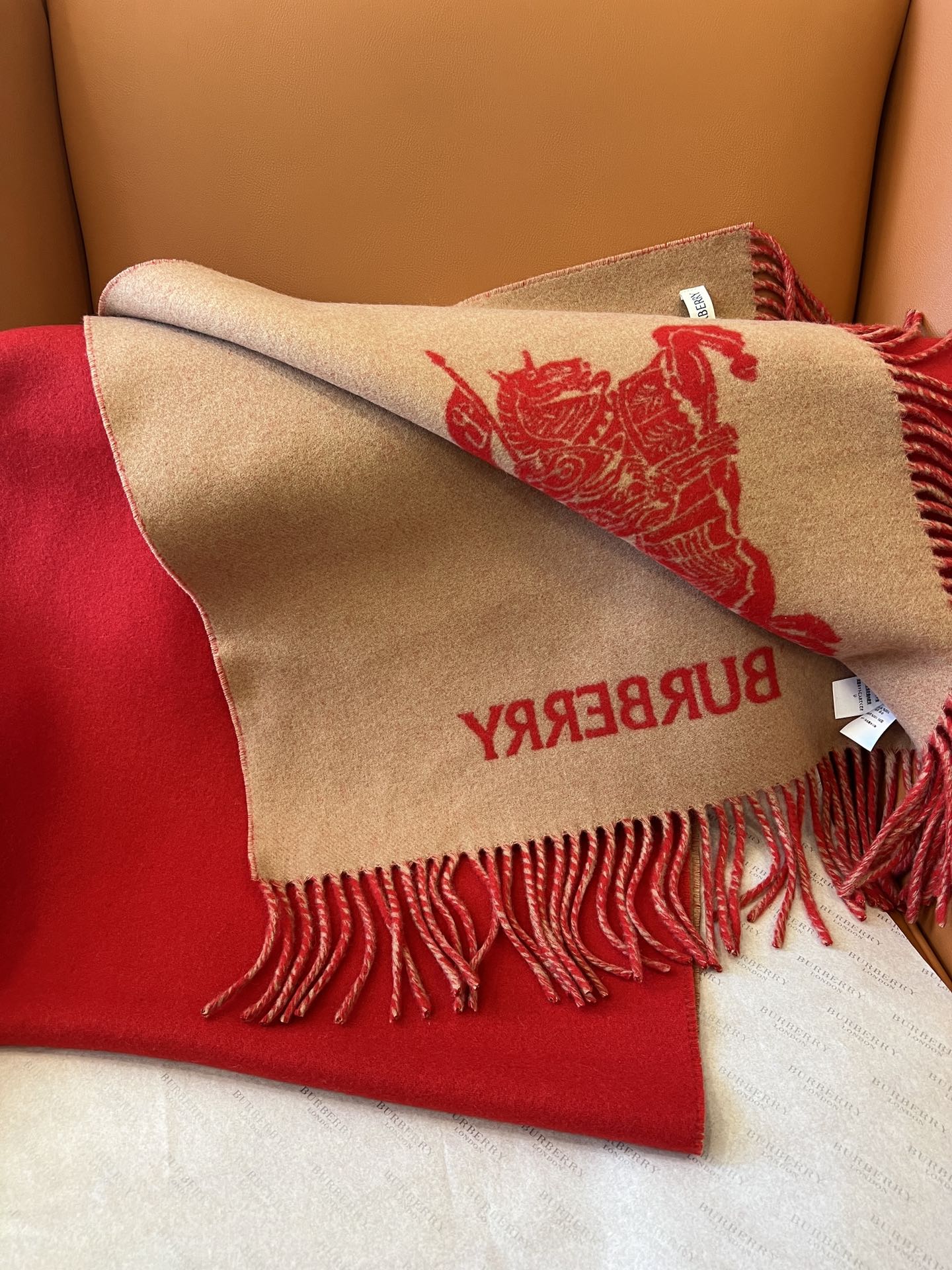 High-Quality Wool Scarf by BURBERRY (Bobley): Stylish, Warm, and Comfortable - 图片 5