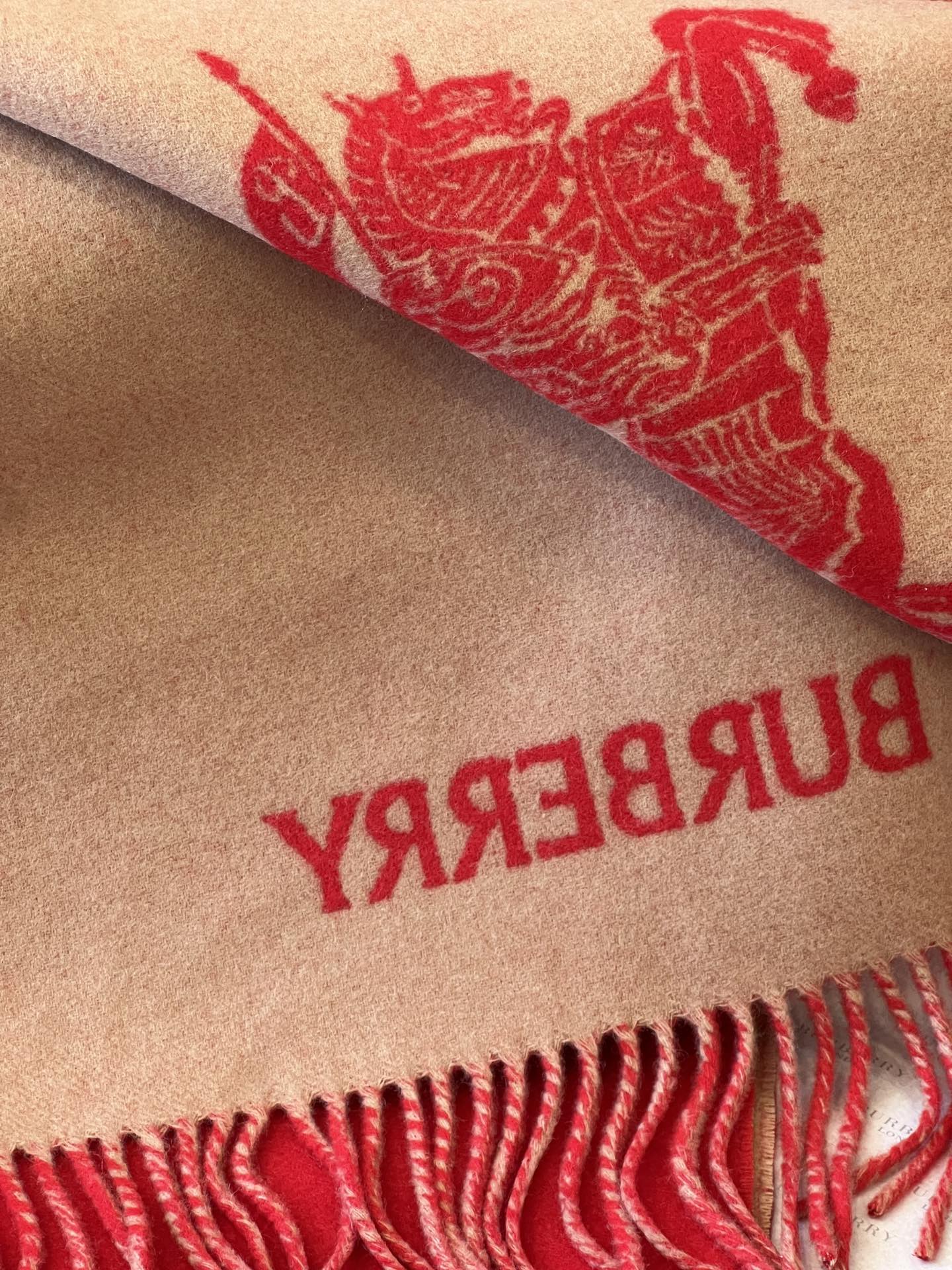 High-Quality Wool Scarf by BURBERRY (Bobley): Stylish, Warm, and Comfortable - 图片 4