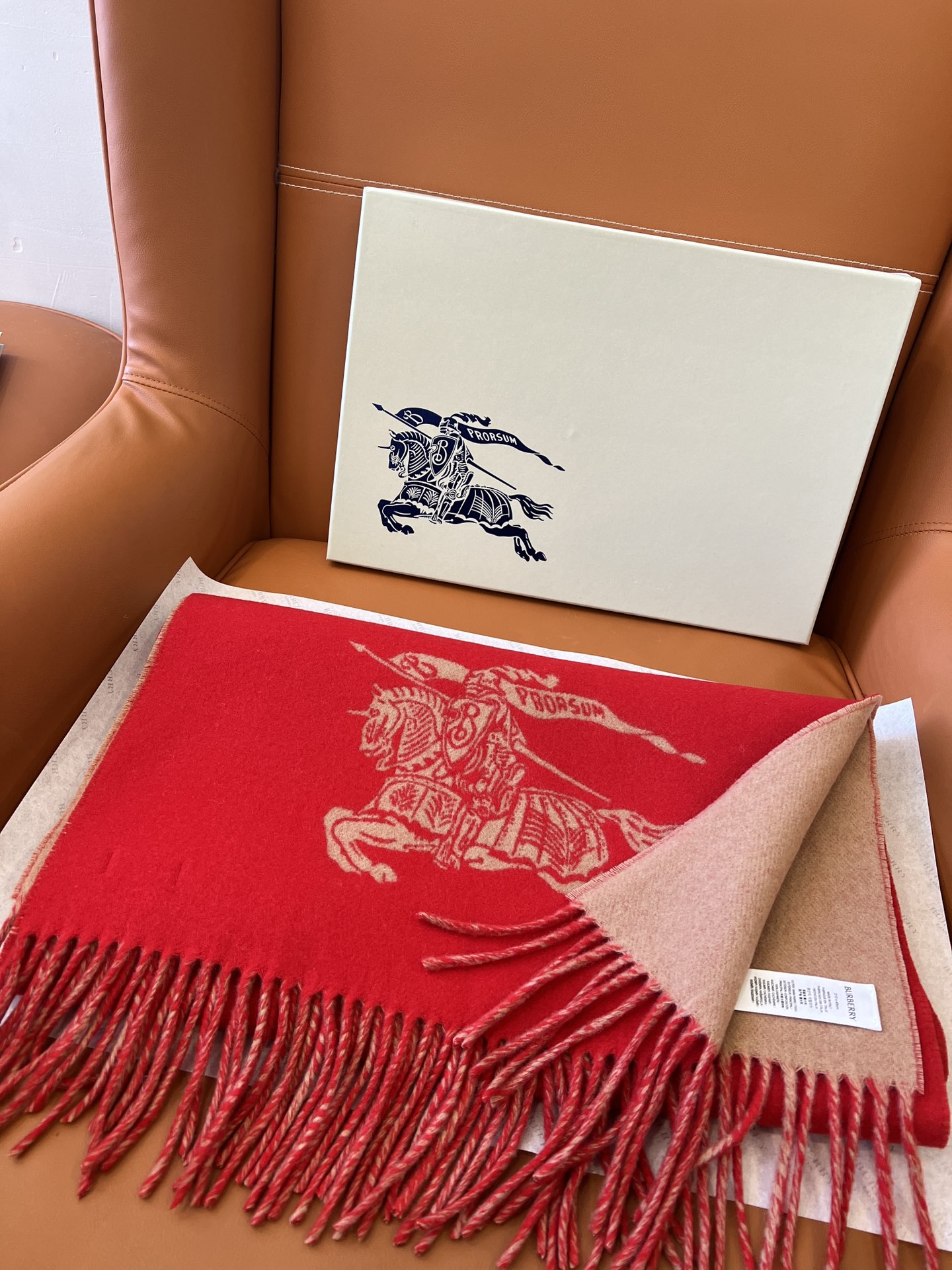 High-Quality Wool Scarf by BURBERRY (Bobley): Stylish, Warm, and Comfortable - 图片 1