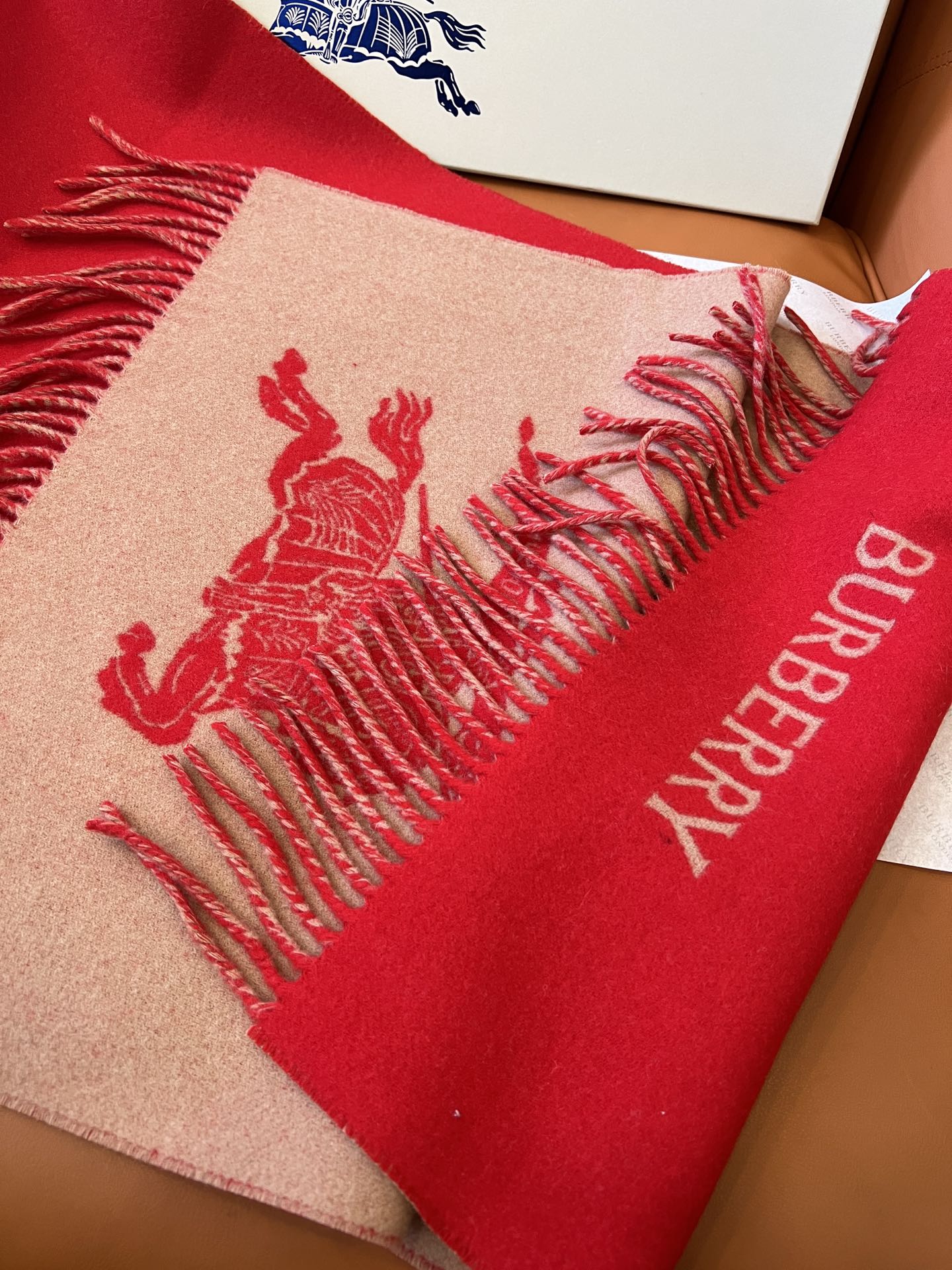 High-Quality Wool Scarf by BURBERRY (Bobley): Stylish, Warm, and Comfortable - 图片 2