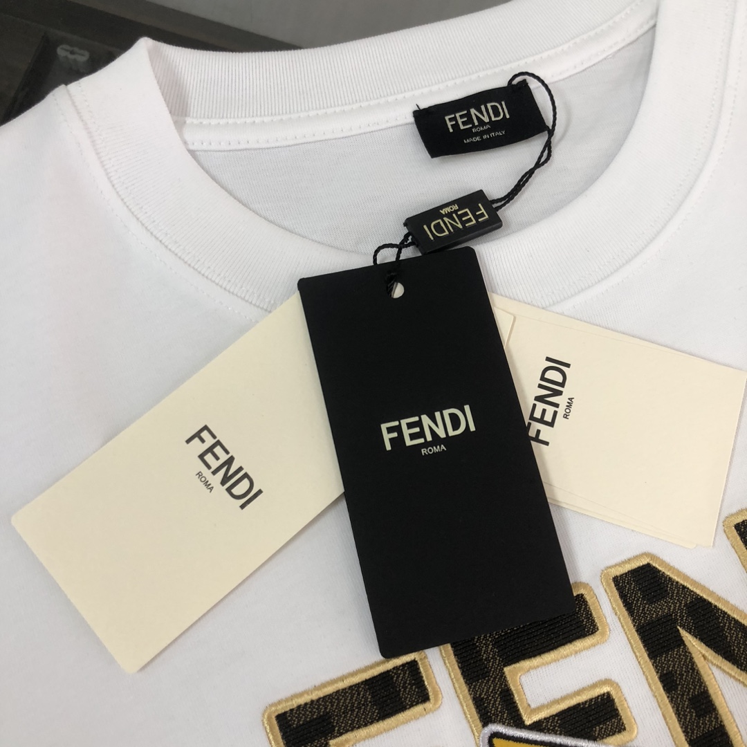💰85 C✨FEN*DI  芬迪  25ss专柜同款圆领刺绣短袖T恤～定制棉质面料～ 厚板立体！衣服偏厚使整体高透气和柔软性的质感更加凸显，饱满的棉质感引起极度舒适。高端人士必备单品，原厂辅料三标齐全！男女同款！
颜色：黑色 白色
尺码：XS S M L（偏大版型！下单请报身高体重！）