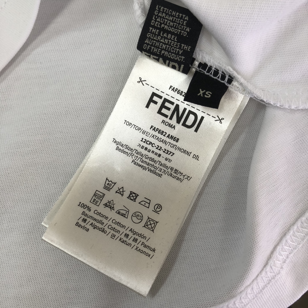 💰85 C✨FEN*DI  芬迪  25ss专柜同款圆领刺绣短袖T恤～定制棉质面料～ 厚板立体！衣服偏厚使整体高透气和柔软性的质感更加凸显，饱满的棉质感引起极度舒适。高端人士必备单品，原厂辅料三标齐全！男女同款！
颜色：黑色 白色
尺码：XS S M L（偏大版型！下单请报身高体重！）