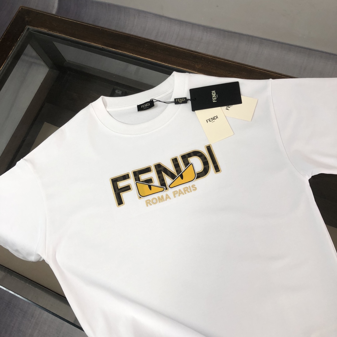 💰85 C✨FEN*DI  芬迪  25ss专柜同款圆领刺绣短袖T恤～定制棉质面料～ 厚板立体！衣服偏厚使整体高透气和柔软性的质感更加凸显，饱满的棉质感引起极度舒适。高端人士必备单品，原厂辅料三标齐全！男女同款！
颜色：黑色 白色
尺码：XS S M L（偏大版型！下单请报身高体重！）