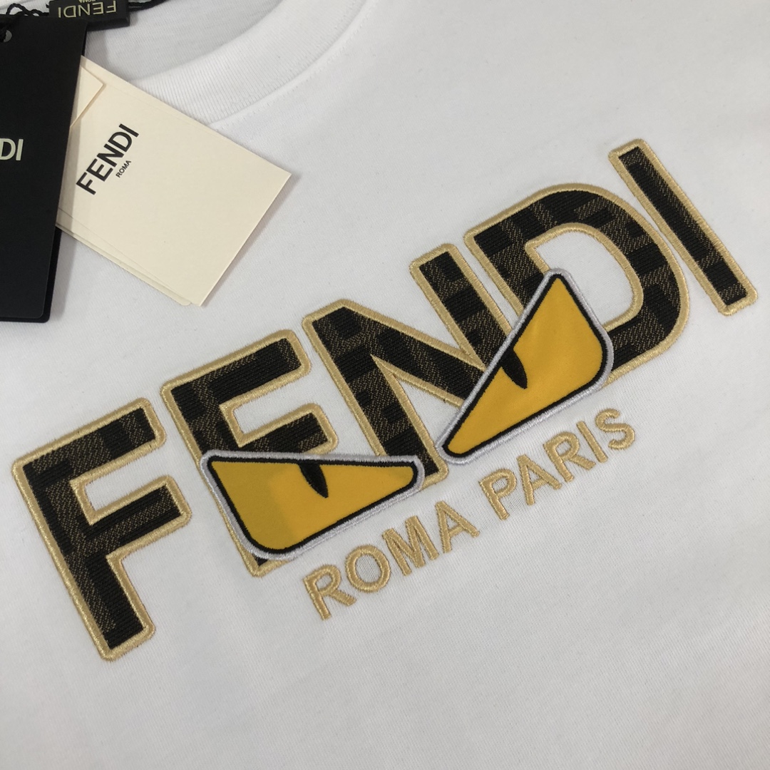 💰85 C✨FEN*DI  芬迪  25ss专柜同款圆领刺绣短袖T恤～定制棉质面料～ 厚板立体！衣服偏厚使整体高透气和柔软性的质感更加凸显，饱满的棉质感引起极度舒适。高端人士必备单品，原厂辅料三标齐全！男女同款！
颜色：黑色 白色
尺码：XS S M L（偏大版型！下单请报身高体重！）