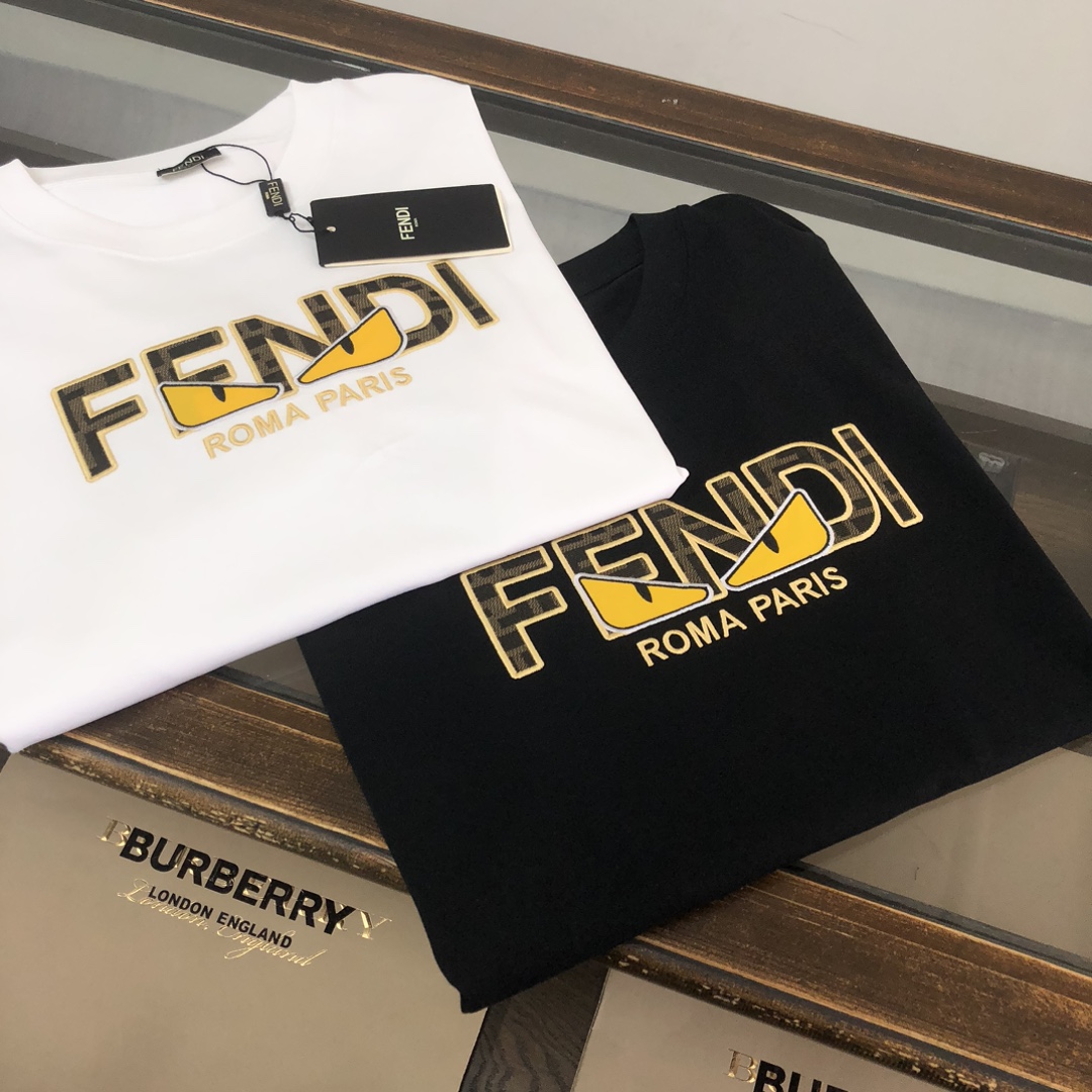 💰85 C✨FEN*DI  芬迪  25ss专柜同款圆领刺绣短袖T恤～定制棉质面料～ 厚板立体！衣服偏厚使整体高透气和柔软性的质感更加凸显，饱满的棉质感引起极度舒适。高端人士必备单品，原厂辅料三标齐全！男女同款！
颜色：黑色 白色
尺码：XS S M L（偏大版型！下单请报身高体重！）