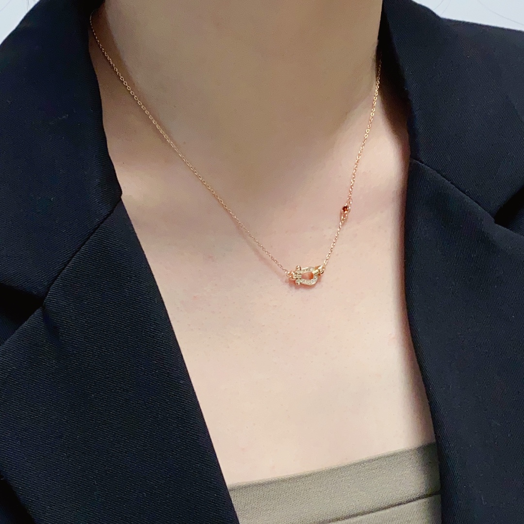 NO:113759,New product releases hot rose gold Fred Fred half full diamond small horseshoe buckle neutral high-quality small necklace brand fashion exquisite FORCE series necklace high-end customization ~ Yajin micro electroplating 18k gold craft Seiko horseshoe buckle necklace!  The upper body effect is very versatile. Internet celebrity experts. A must-have item for fashion. Rose gold buckles for men and women. Couple styles, jewelry quality, necklace19860909新品发布火爆玫瑰金费雷德 Fred斐登半满钻小马蹄扣中性款高品质小项链大牌 时尚 精致FORCE 系列项链高端定制～亚金微电镀18k金工艺 精工马蹄扣头项链！上身效果非常百搭 网红达人 时尚一族必备单品 玫瑰金扣头男女同款情侣款,饰品精品,necklace,Jewelry