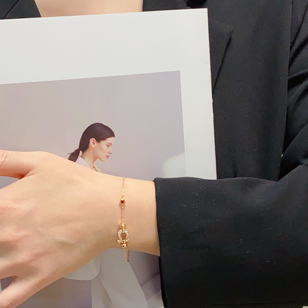 NO:113762,New product releases hot rose gold Fred Fred half full diamond small horseshoe buckle neutral high-quality bracelet brand fashion exquisite FORCE series necklace high-end customization ~ Yajin micro electroplating 18k gold craft Seiko horseshoe buckle necklace!  The upper body effect is very versatile. Internet celebrity experts. A must-have item for fashion. Rose gold buckles for men and women. Couple styles, jewelry quality, necklace, bracelet19860909新品发布火爆玫瑰金费雷德 Fred斐登半满钻小马蹄扣中性款高品质手链大牌 时尚 精致FORCE 系列项链高端定制～亚金微电镀18k金工艺 精工马蹄扣头项链！上身效果非常百搭 网红达人 时尚一族必备单品 玫瑰金扣头男女同款情侣款,饰品精品,necklace,bracelet,Jewelry