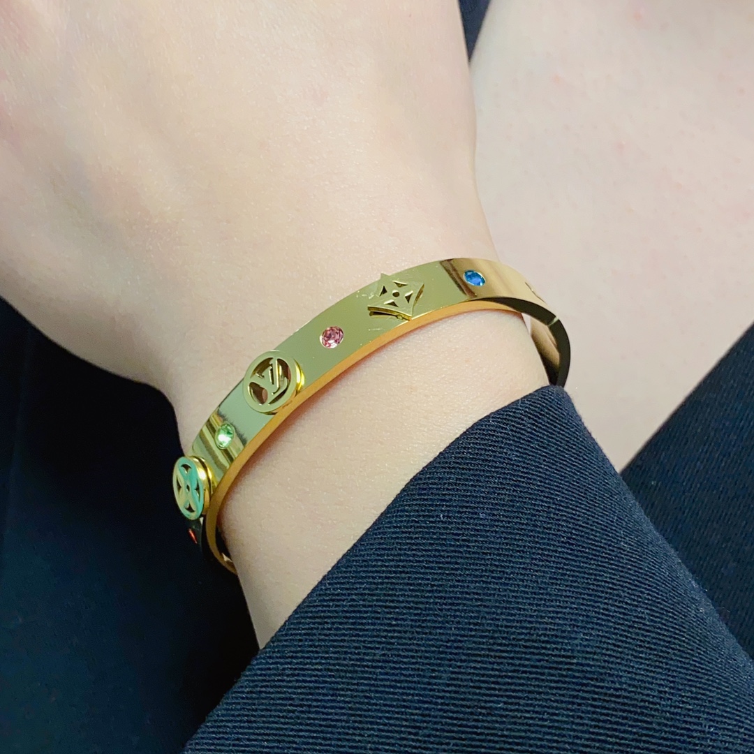 NO:113740,New product, original single product, LV letter printed four-leaf clover engraving with logo inlaid with red diamonds and blue diamonds, Louis Vuitton, Louis Vuitton, counter consistent material, hot products shipped, unique design, retro avant-garde. The bracelet 14K seiko color protection version has been loved by MM since its launch. Every color has its unique brilliance!  The effect is very good!  The smallest one!  More durable than ordinary models, beautiful skin tone, fine jewelry, louis vuitton, louis vuitton, louis vuitton, bracelet19860909新品 原单货 LV字母印花四叶草雕刻带logo镶红钻、蓝钻镂空手镯Louis Vuitton 路易威登 专柜一致材质 火爆款出货 设计独特 复古前卫.手镯14K精工保色版 从上市以来一直深受MM喜爱每一种颜色都有它独一无二的光彩！上手效果非常好看！最细小的一款！比普通款更耐看显肤色白皙,饰品精品,louis vuitton,louis vuitton,louis vuitton,bracelet,Jewelry