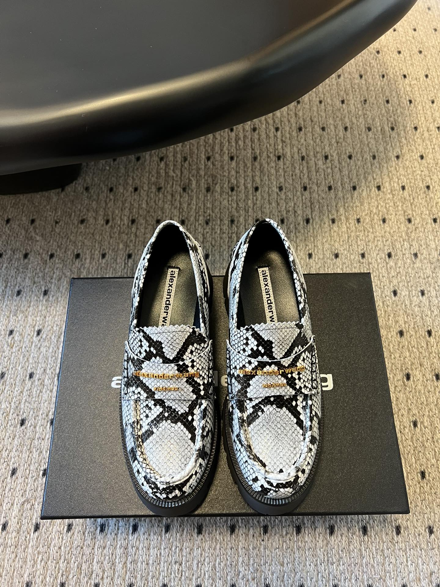 NO:462522,Alexande* Wang aw carter Alexander King waterproof platform sponge cake thick-soled loafers, women's Jennie, these thick-soled loafers are amazing. Jennie recently launched West Jelly. The same loafers come from the King of Pressure Mountain HaileyBieber!  This pair of stock trading artifacts is the latest Carter thick-soled loafers in autumn and winter. They are definitely a must-have artifact for leggings. Compared with the previous old models and your family, the new model looks taller and thinner. In addition to the classic black, there is also burgundy, which is both low-key and useless color matching. Bright Pipi Ge is paired with the iconic brand metal logo, and the 7cm thick-soled design can easily have long legs!  The original upper is opened beaded cowhide + sheepskin splicing, large sole open mold rubber integrated IP sole, heel height 7.5cm/5cm, size 35-40 (40 custom made without return and exchange), loafers, alexander wang, cartier, loafers, cowhide, sheepskin19860909Alexande* Wang aw carter亚历山大王防水台松糕厚底乐福鞋 一脚蹬乐福鞋女 Jennie 大王这双厚底乐福鞋好绝 Jennie近日出西果冻.同款乐福鞋来自压力山大王 HaileyBieber撞鞋！这双炒股神器就是来袭Alexander Wang 秋冬最新款Carter厚底乐福鞋,绝对是腿精必备神器. 新款相比之前的老款和你家的显高显瘦,除了经典黑色外,还有酒红色,都是低调白搭的配色 亮皮皮哥搭配标志性的品牌金属徽标,加上7cm厚底设计轻松拥有大长腿！ 鞋面原版开边珠牛皮+羊皮拼接 大底开模橡胶一体ip大底 跟高7.5cm/5cm 码数35-40（40定制不退换）,乐福鞋,alexander wang,cartier,loafers,cowhide,sheepskin,Women's Shoes