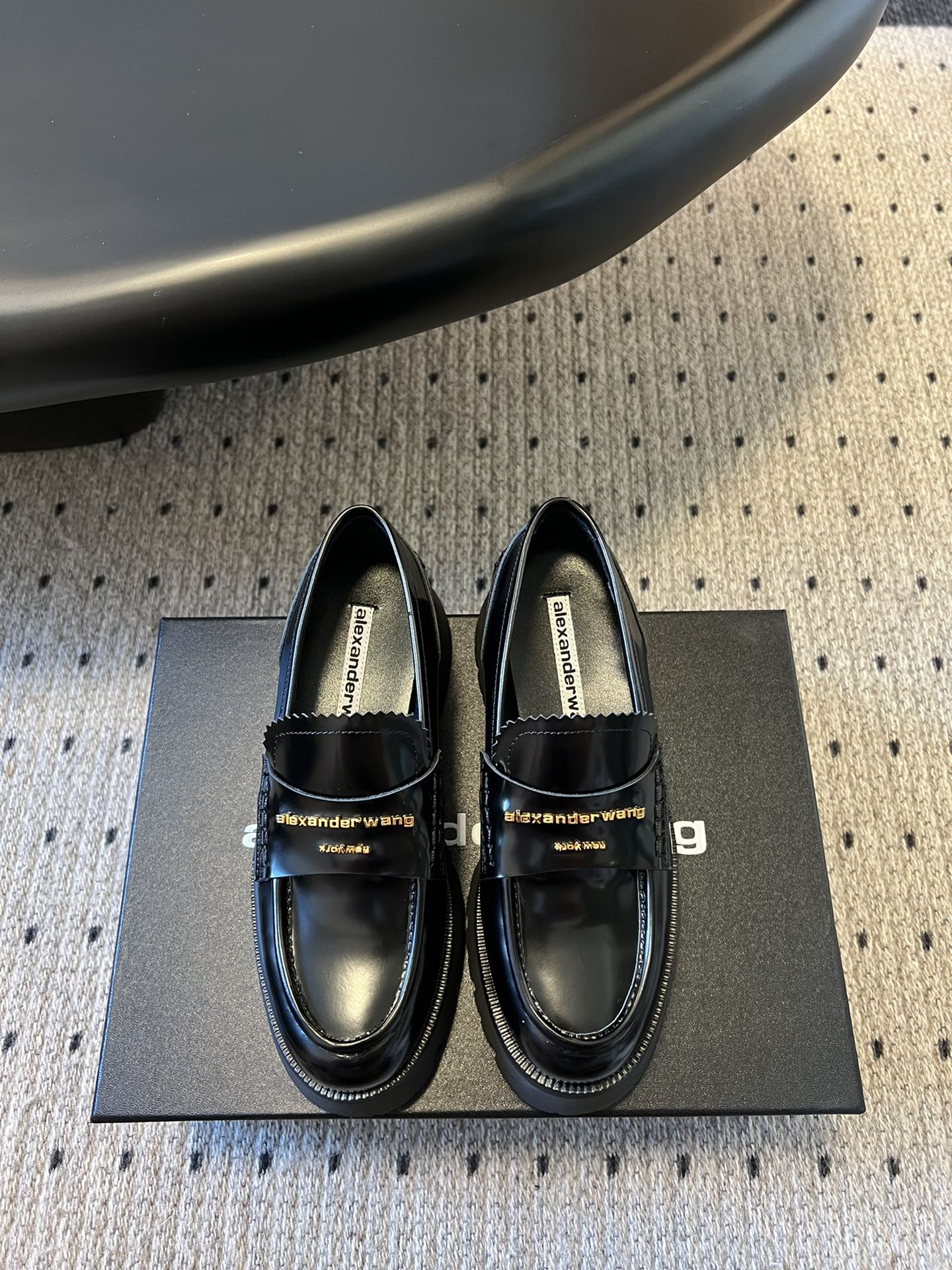 NO:164131,Top quality Alexande* Wang aw carter Alexander King waterproof platform sponge cake thick-soled loafers, women's Jennie. These thick-soled loafers are amazing. Jennie recently launched West Jelly. The same loafers come from the King of Pressure Mountain HaileyBieber!  This pair of stock trading artifacts is the latest Carter thick-soled loafers in autumn and winter. They are definitely a must-have artifact for leggings. Compared with the previous old models and your family, the new model looks taller and thinner. In addition to the classic black, there is also burgundy, which is both low-key and useless color matching. Bright Pipi Ge is paired with the iconic brand metal logo, and the 7cm thick-soled design can easily have long legs!  The original upper is opened beaded cowhide   sheepskin splicing, large sole open mold rubber integrated IP sole, heel height 7.5cm/5cm, size 35-40 (40 custom made without return and exchange), loafers, alexander wang, cartier, loafers, cowhide, sheepskin19860909顶级品质 Alexande* Wang aw carter亚历山大王防水台松糕厚底乐福鞋 一脚蹬乐福鞋女 Jennie 大王这双厚底乐福鞋好绝 Jennie近日出西果冻.同款乐福鞋来自压力山大王 HaileyBieber撞鞋！这双炒股神器就是来袭Alexander Wang 秋冬最新款Carter厚底乐福鞋,绝对是腿精必备神器. 新款相比之前的老款和你家的显高显瘦,除了经典黑色外,还有酒红色,都是低调白搭的配色 亮皮皮哥搭配标志性的品牌金属徽标,加上7cm厚底设计轻松拥有大长腿！ 鞋面原版开边珠牛皮 羊皮拼接 大底开模橡胶一体ip大底 跟高7.5cm/5cm 码数35-40（40定制不退换）,乐福鞋,alexander wang,cartier,loafers,cowhide,sheepskin,Women's Shoes