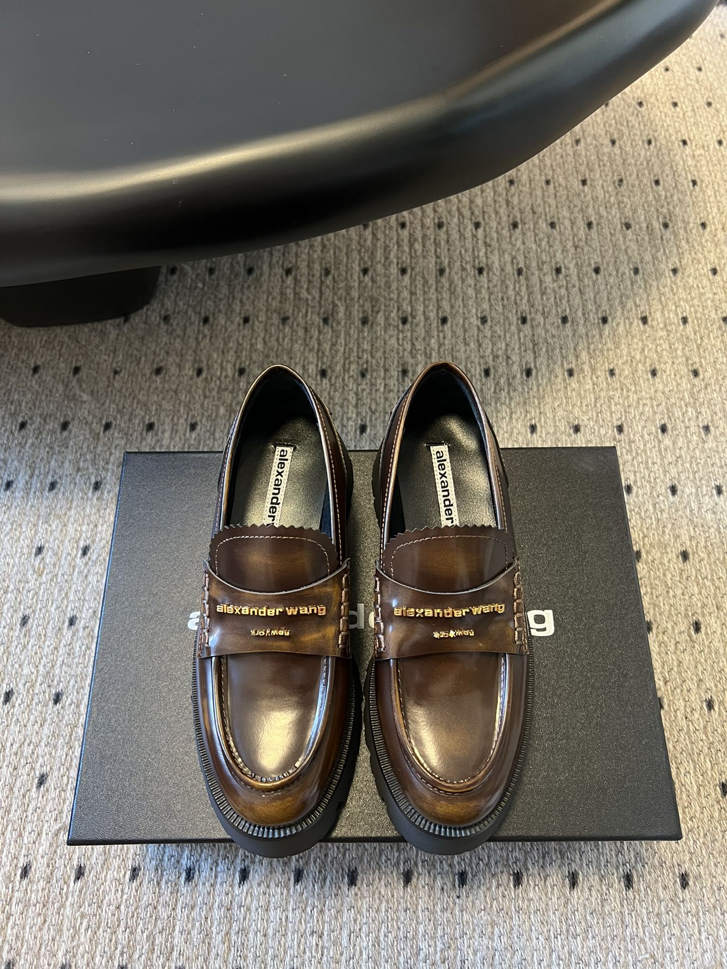 NO:174407,Top version::Alexande* Wang aw carter Alexander King waterproof platform sponge cake thick-soled loafers, women's Jennie. This pair of thick-soled loafers is amazing. Jennie recently launched West Jelly. The same loafers come from the King of Pressure Mountain Hailey Bieber.  This pair of stock trading artifacts is the latest Carter thick-soled loafers in autumn and winter. They are definitely a must-have artifact for leggings. Compared with the previous old models and your family, the new model looks taller and thinner. In addition to the classic black, there is also burgundy, which is both low-key and useless color matching. Bright Pipi Ge is paired with the iconic brand metal logo, and the 7cm thick-soled design can easily have long legs!  The original upper is opened beaded cowhide   sheepskin splicing, large sole open mold rubber integrated IP sole, heel height 7.5cm/5cm, size 35-40 (40 custom made without return and exchange), loafers, alexander wang, cartier, loafers, cowhide, sheepskin19860909顶级版本::Alexande* Wang aw carter亚历山大王防水台松糕厚底乐福鞋 一脚蹬乐福鞋女 Jennie 大王这双厚底乐福鞋好绝 Jennie近日出西果冻.同款乐福鞋来自压力山大王 HaileyBieber撞鞋！这双炒股神器就是来袭Alexander Wang 秋冬最新款Carter厚底乐福鞋,绝对是腿精必备神器. 新款相比之前的老款和你家的显高显瘦,除了经典黑色外,还有酒红色,都是低调白搭的配色 亮皮皮哥搭配标志性的品牌金属徽标,加上7cm厚底设计轻松拥有大长腿！ 鞋面原版开边珠牛皮 羊皮拼接 大底开模橡胶一体ip大底 跟高7.5cm/5cm 码数35-40（40定制不退换）,乐福鞋,alexander wang,cartier,loafers,cowhide,sheepskin,Women's Shoes