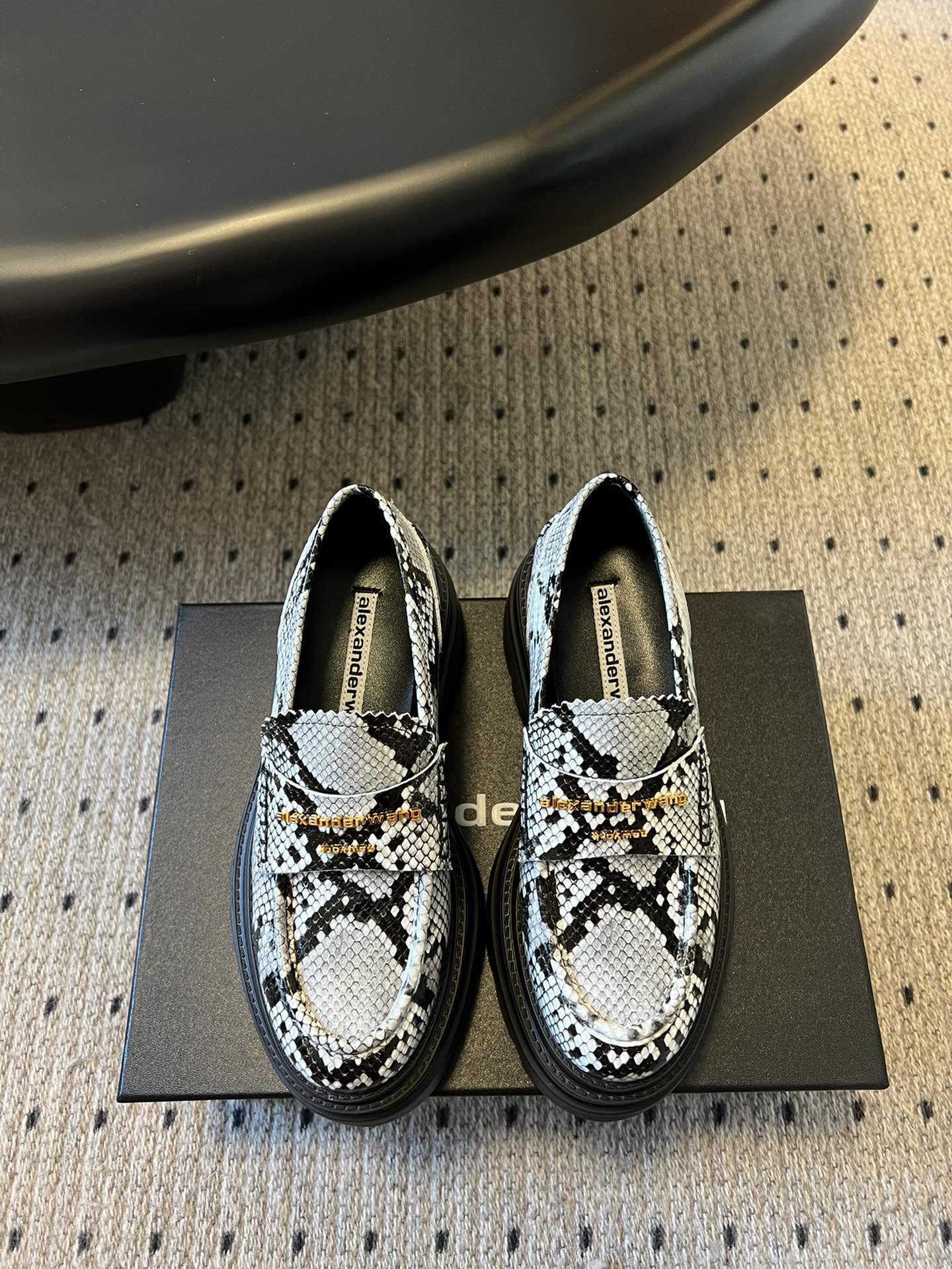 NO:462534,Alexande* Wang aw carter Alexander King waterproof platform sponge cake thick-soled loafers, women's Jennie, these thick-soled loafers are amazing. Jennie recently launched West Jelly. The same loafers come from the King of Pressure Mountain HaileyBieber!  This pair of stock trading artifacts is the latest Carter thick-soled loafers in autumn and winter. They are definitely a must-have artifact for leggings. Compared with the previous old models and your family, the new model looks taller and thinner. In addition to the classic black, there is also burgundy, which is both low-key and useless color matching. Bright Pipi Ge is paired with the iconic brand metal logo, and the 7cm thick-soled design can easily have long legs!  The original upper is opened beaded cowhide + sheepskin splicing, large sole open mold rubber integrated IP sole, heel height 7.5cm/5cm, size 35-40 (40 custom made without return and exchange), loafers, alexander wang, cartier, loafers, cowhide, sheepskin19860909Alexande* Wang aw carter亚历山大王防水台松糕厚底乐福鞋 一脚蹬乐福鞋女 Jennie 大王这双厚底乐福鞋好绝 Jennie近日出西果冻.同款乐福鞋来自压力山大王 HaileyBieber撞鞋！这双炒股神器就是来袭Alexander Wang 秋冬最新款Carter厚底乐福鞋,绝对是腿精必备神器. 新款相比之前的老款和你家的显高显瘦,除了经典黑色外,还有酒红色,都是低调白搭的配色 亮皮皮哥搭配标志性的品牌金属徽标,加上7cm厚底设计轻松拥有大长腿！ 鞋面原版开边珠牛皮+羊皮拼接 大底开模橡胶一体ip大底 跟高7.5cm/5cm 码数35-40（40定制不退换）,乐福鞋,alexander wang,cartier,loafers,cowhide,sheepskin,Women's Shoes