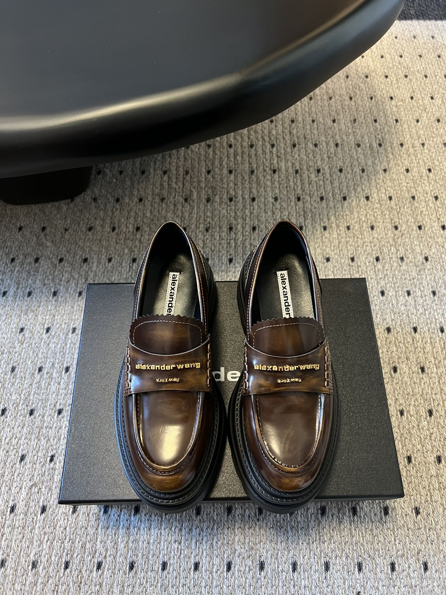 NO:174409,Top version Alexande* Wang aw carter Alexander King waterproof platform sponge cake thick-soled loafers, women's Jennie. The pair of thick-soled loafers are amazing. Jennie recently launched West Jelly. The same loafers come from the King of Pressure Mountain Hailey Bieber.  This pair of stock trading artifacts is the latest Carter thick-soled loafers in autumn and winter. They are definitely a must-have artifact for leggings. Compared with the previous old models and your family, the new model looks taller and thinner. In addition to the classic black, there is also burgundy, which is both low-key and useless color matching. Bright Pipi Ge is paired with the iconic brand metal logo, and the 7cm thick-soled design can easily have long legs!  The original upper is opened beaded cowhide   sheepskin splicing, large sole open mold rubber integrated IP sole, heel height 7.5cm/5cm, size 35-40 (40 custom made without return and exchange), loafers, alexander wang, cartier, loafers, cowhide, sheepskin19860909顶级版本Alexande* Wang aw carter亚历山大王防水台松糕厚底乐福鞋 一脚蹬乐福鞋女 Jennie 大王这双厚底乐福鞋好绝 Jennie近日出西果冻.同款乐福鞋来自压力山大王 HaileyBieber撞鞋！这双炒股神器就是来袭Alexander Wang 秋冬最新款Carter厚底乐福鞋,绝对是腿精必备神器. 新款相比之前的老款和你家的显高显瘦,除了经典黑色外,还有酒红色,都是低调白搭的配色 亮皮皮哥搭配标志性的品牌金属徽标,加上7cm厚底设计轻松拥有大长腿！ 鞋面原版开边珠牛皮 羊皮拼接 大底开模橡胶一体ip大底 跟高7.5cm/5cm 码数35-40（40定制不退换）,乐福鞋,alexander wang,cartier,loafers,cowhide,sheepskin,Women's Shoes