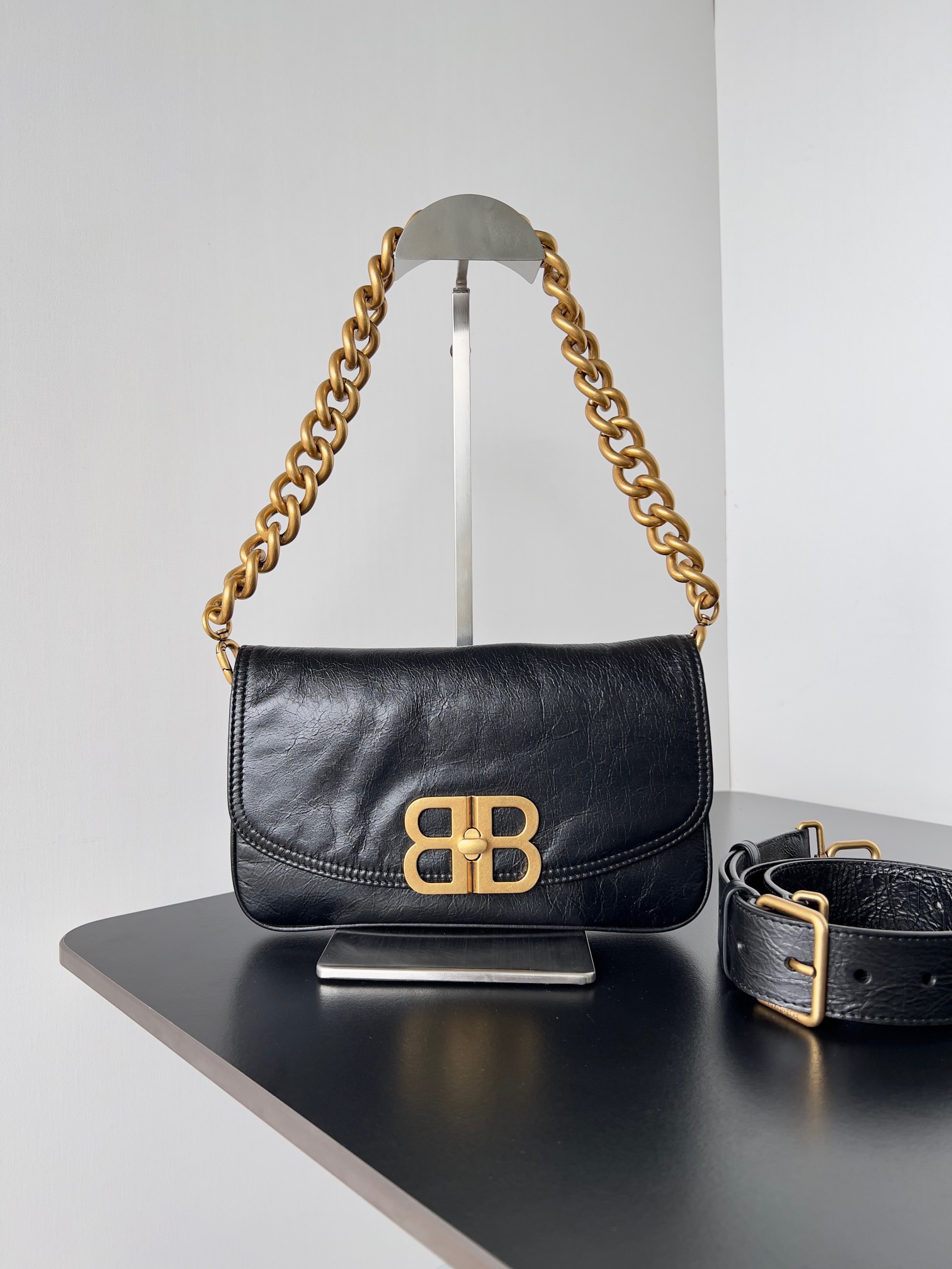 NO:205126,Genuine grade spot [small black gold buckle] bb soft crossbody | shoulder bag ◎Balenciaga has released a new bag, this bb soft looks simple and casual, neutral and cool, both men and women are super suitable, the feeling of being heart-warming at first glance, the bag is classic black, two sizes, each made of cowhide leather, and is made of 1-day metal accessories, the thick chain is very cool, the overall sense of simple and high-end. Wide shoulder strap design, after being carried for a long time, you won't feel it slim ◎Shoulder strap and chain can be detached, a real bag with multiple backs ◎Generally speaking, the appearance is simple and sweet and salty, unisex, the bag has enough capacity, super-capacity, what reason do you don't like? Model number 748598 Size 14cm*23cm*3cm, Balenciaga, balenciaga, shoulder bags, cowhide19860909正品级 现货【小号黑色金扣】 bb soft 斜挎｜单肩包 ◎巴黎世家又出新包包啦,这款bb soft外观简单休闲又中性酷飒,男女都超合适,一眼就心动的感觉包包经典黑色,大小两个尺寸司,采用牛皮革每比较耐造,搭配做1日金属配件,链条粗粗的一根,非常酷,整体呈简约的高级感 宽肩带设计,背久了,也不会觉得勒 ◎肩带和链条都可拆卸,真正的一包多背 ◎总的来说,外观简约甜可盐 西,男女皆宜,包包容量足,超能装,有什么理由不爱呢 款号748598 尺寸小号14cm*23cm*3cm,巴黎世家,balenciaga,shoulder bags,cowhide,Bag