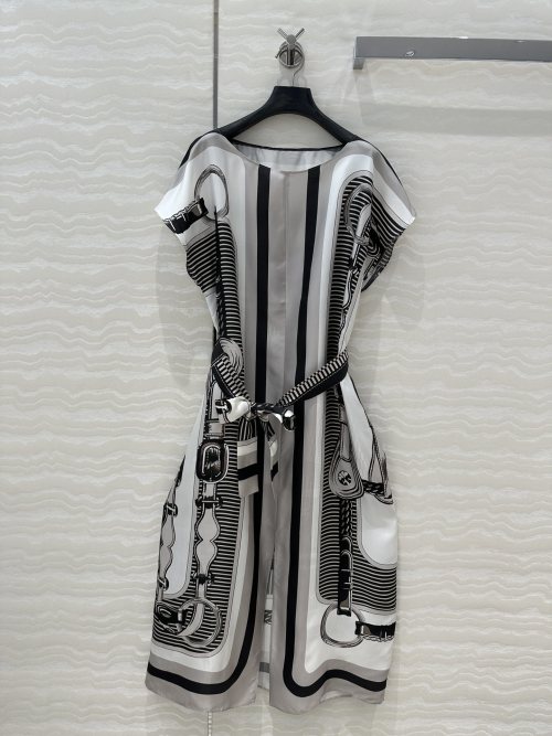 Elegant Silk Kaftan Dress with Coaching Remix Print, One-Shoulder, Slim Fit 1 Elegant Silk Kaftan Dress with Coaching Remix Print, One-Shoulder, Slim Fit