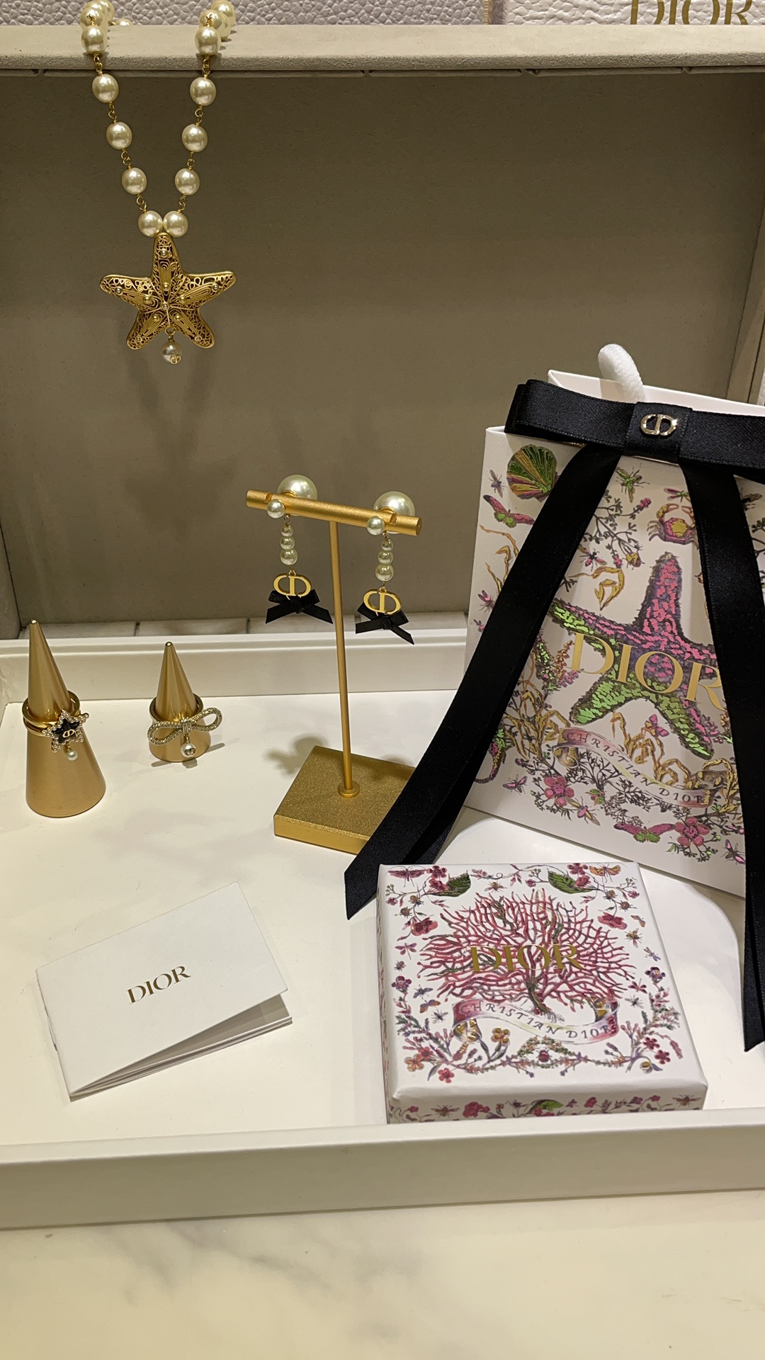 NO:631476,88180, Today's new product 25 years new gold CD pearl love bow pendant double ball earrings. The metal CD is decorated with small black ribbon bows. It has the temperament of a wealthy daughter. Whoever wears it will look good. Z version customization. Brass material. Customized pearls. Earrings. Earrings with packaging, earrings, Cardia high-end jewelry.1986090988180,今日新品 25年新款金色CD珍珠爱心蝴蝶结吊坠双球耳钉 金属CD下面点缀黑色缎带小蝴蝶结 非常有富家千金气质 谁戴谁好看 z版定制 黄铜材质 定制珍珠 耳钉耳环带包装,,earrings,卡迪亚高端饰品,Jewelry