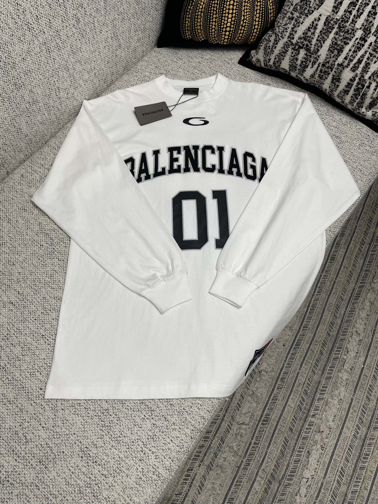 NO:757260,Paris' new letter-printed round neck long-sleeved T-shirt in a loose fit!  Size S.M.L.,,tees,t-shirt,19860909巴黎新款字母印花圆领长袖T恤宽松版型！ 码数S.M.L.,,tees，t-shirt,,Men's clothing