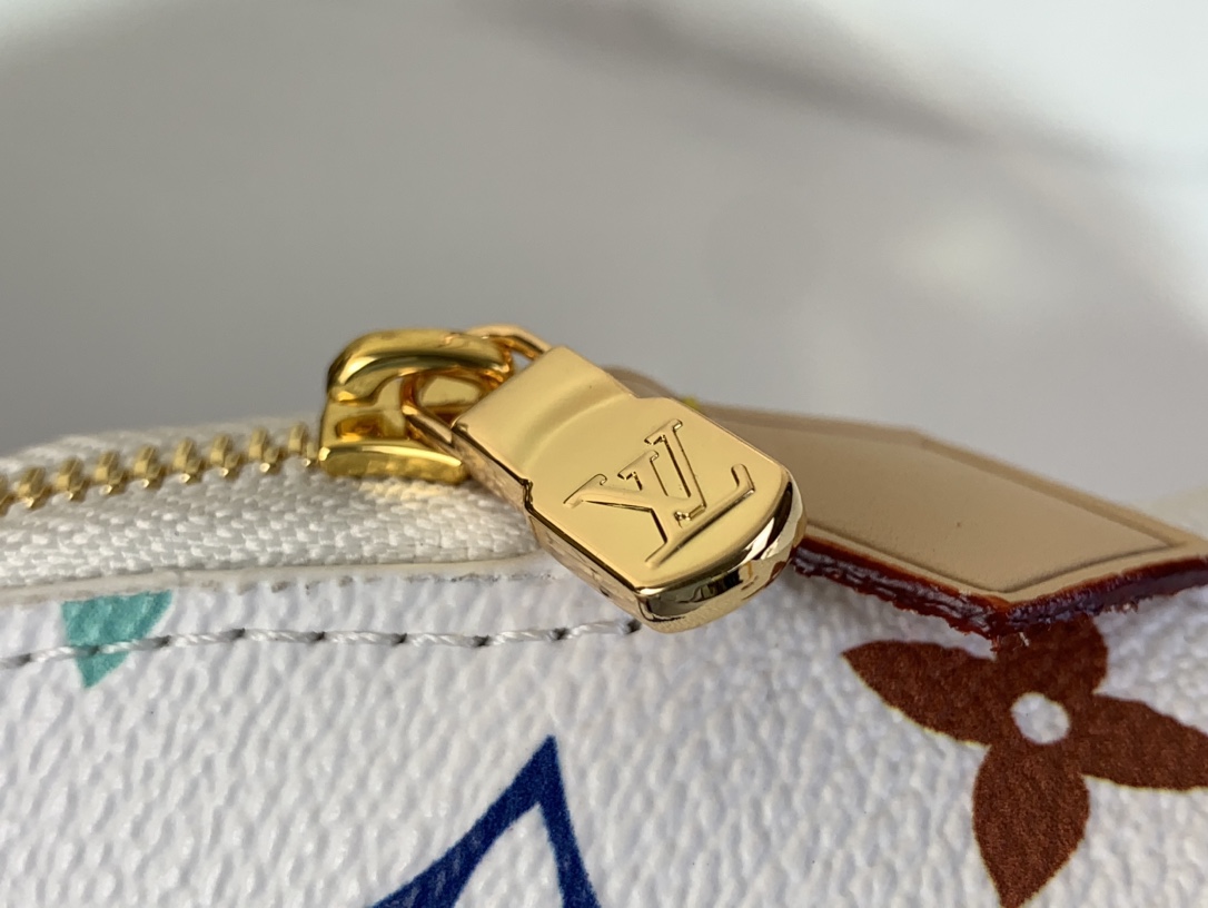 【化妆包小号 】m47515 13744 白色（白彩-村上隆）

这款小巧的化妆包以Monogram 帆
