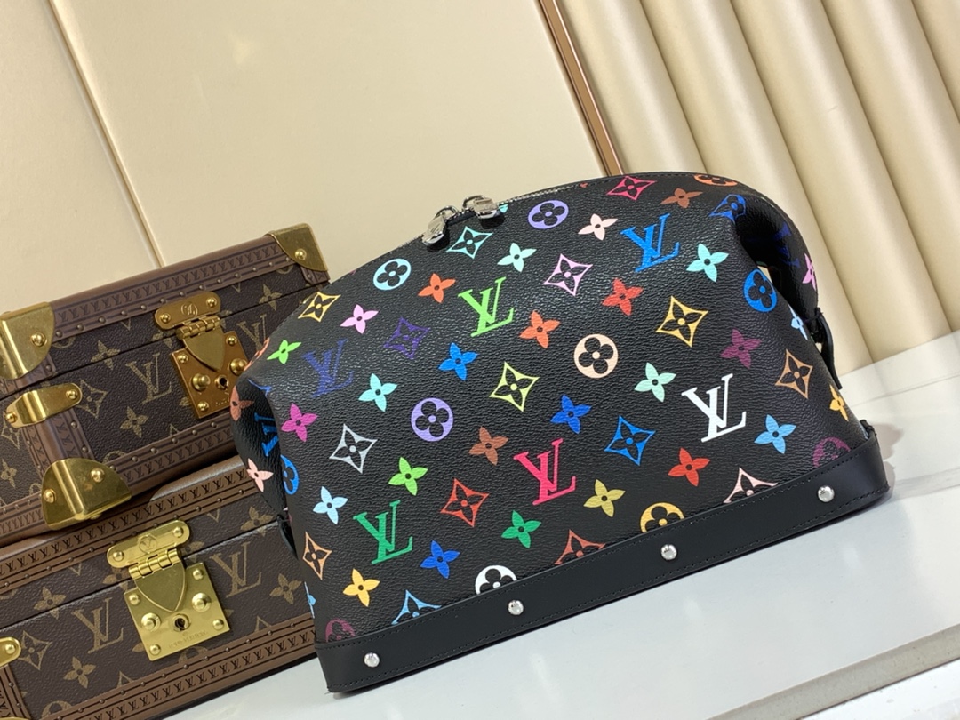 【POCHETTE COSMÉTIQUE 大号化妆包 】M13743 黑色(黑彩-村上隆)

本款 Po