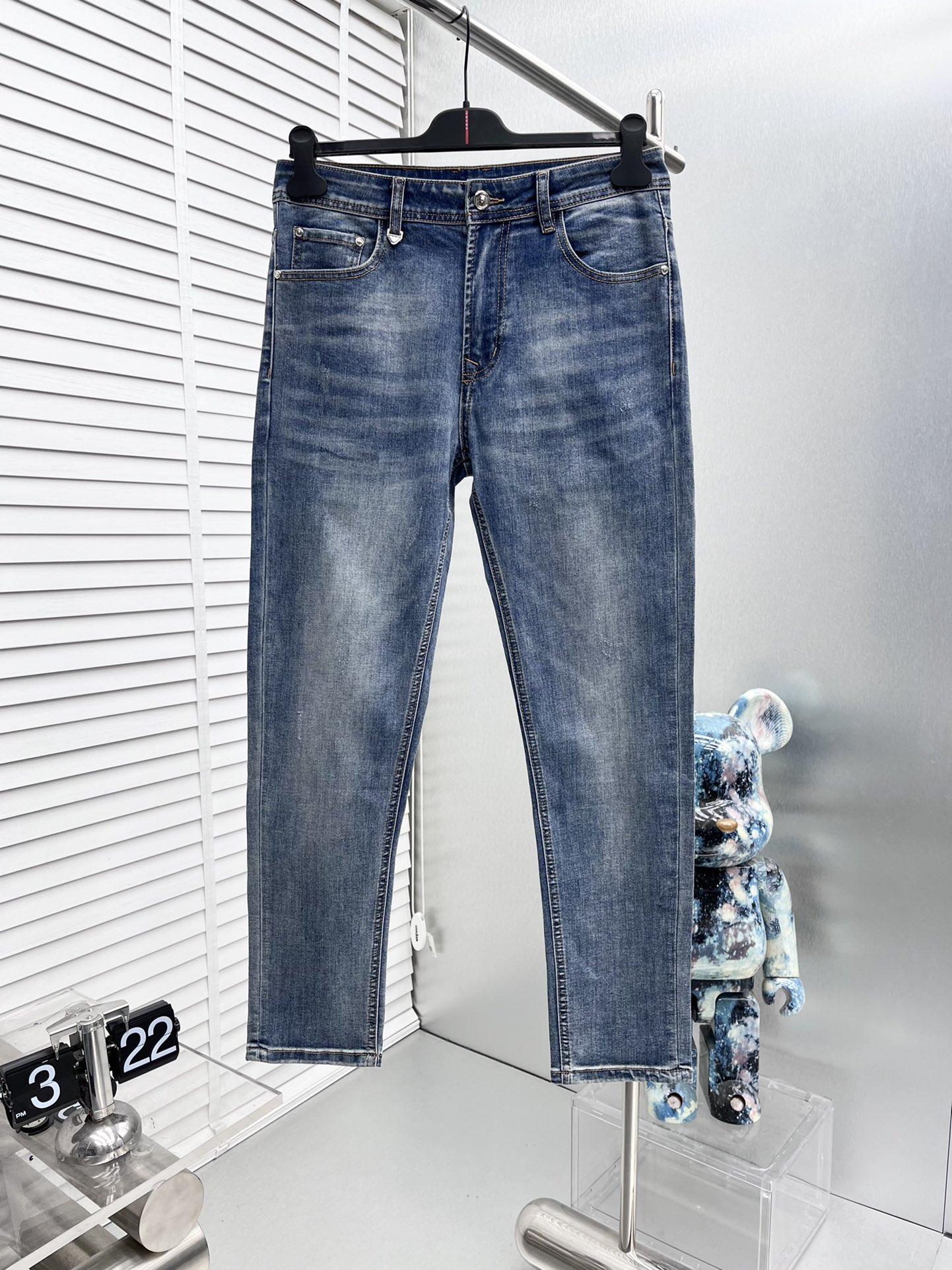 NO:513502,Amani*25ss early spring new jeans, custom-made full set of hardware, brand new brand design craftsmanship, fine workmanship, perfect details, high version Number of codes 29-38 (no 35.37), ,jeans,alexander wang19860909Amani*25ss早春新款牛仔裤,定制全套五金,全新品牌设计工艺,做工精细,细节完美,高版本 码数29-38（无35.37）,,jeans,alexander wang,Men's clothing