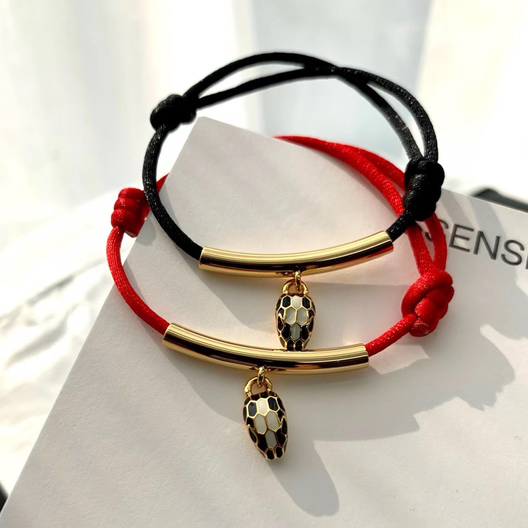 NO:105012,Bvlgari Bulgari Bracelet | Snake head red bracelet, the first choice for the year of the zodiac, the high-quality version, the original reproduction. The New Year is approaching, and the red rope of the Year of the Snake is presented. Behind the red rope is joy and auspiciousness, and I hope to accept it with a smile. The Spirit Snake series bracelet also has unique symbolic meaning, which represents strength, regeneration and eternity. This bracelet is suitable for all occasions, whether it is formal or casual., Boutique jewelry, bottega veneta, bvlgari, bvlgari, bracelet19860909Bvlgari 宝格丽手链｜蛇头红色手绳,本命年首选,精工高版本,原版复刻.新年将至,蛇年红绳奉上,红绳的背后是喜乐吉祥,还望笑纳,灵蛇系列手绳还具有独特的象征意义,它代表 着力量、再生和永恒.这款手链适合各种场合,无论是正式场合还是休闲场合,都可以佩戴.,饰品精品,bottega veneta,bvlgari,bvlgari,bracelet,Jewelry