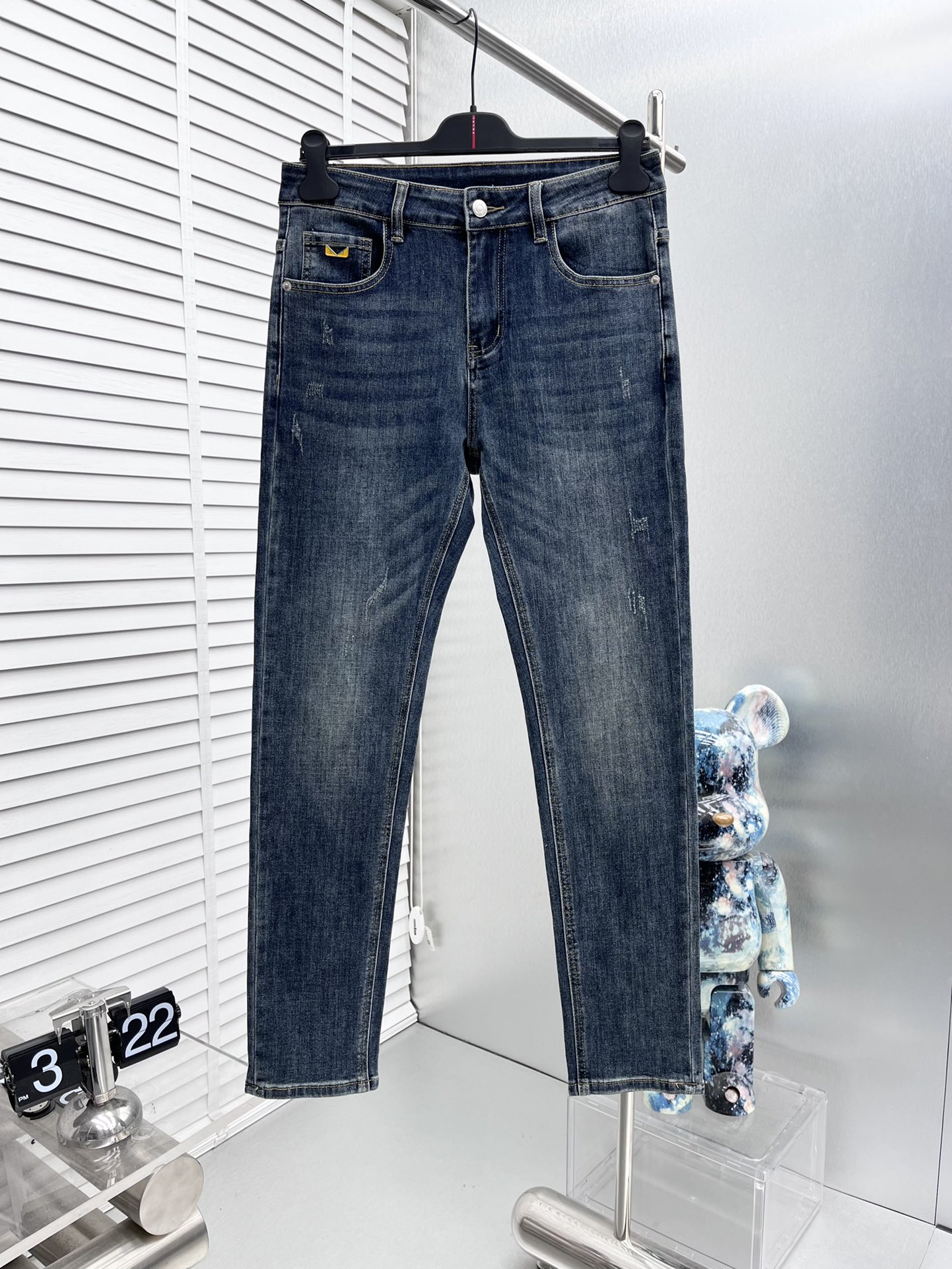 NO:518685,Fend*25ss early spring new jeans, custom-made full set of hardware, brand new brand design craftsmanship, fine workmanship, perfect details, high version Number of codes 29-38 (no 35.37), fendi, jeans, alexander wang19860909Fend*25ss早春新款牛仔裤,定制全套五金,全新品牌设计工艺,做工精细,细节完美,高版本 码数29-38（无35.37）,,fendi,jeans,alexander wang,Men's clothing