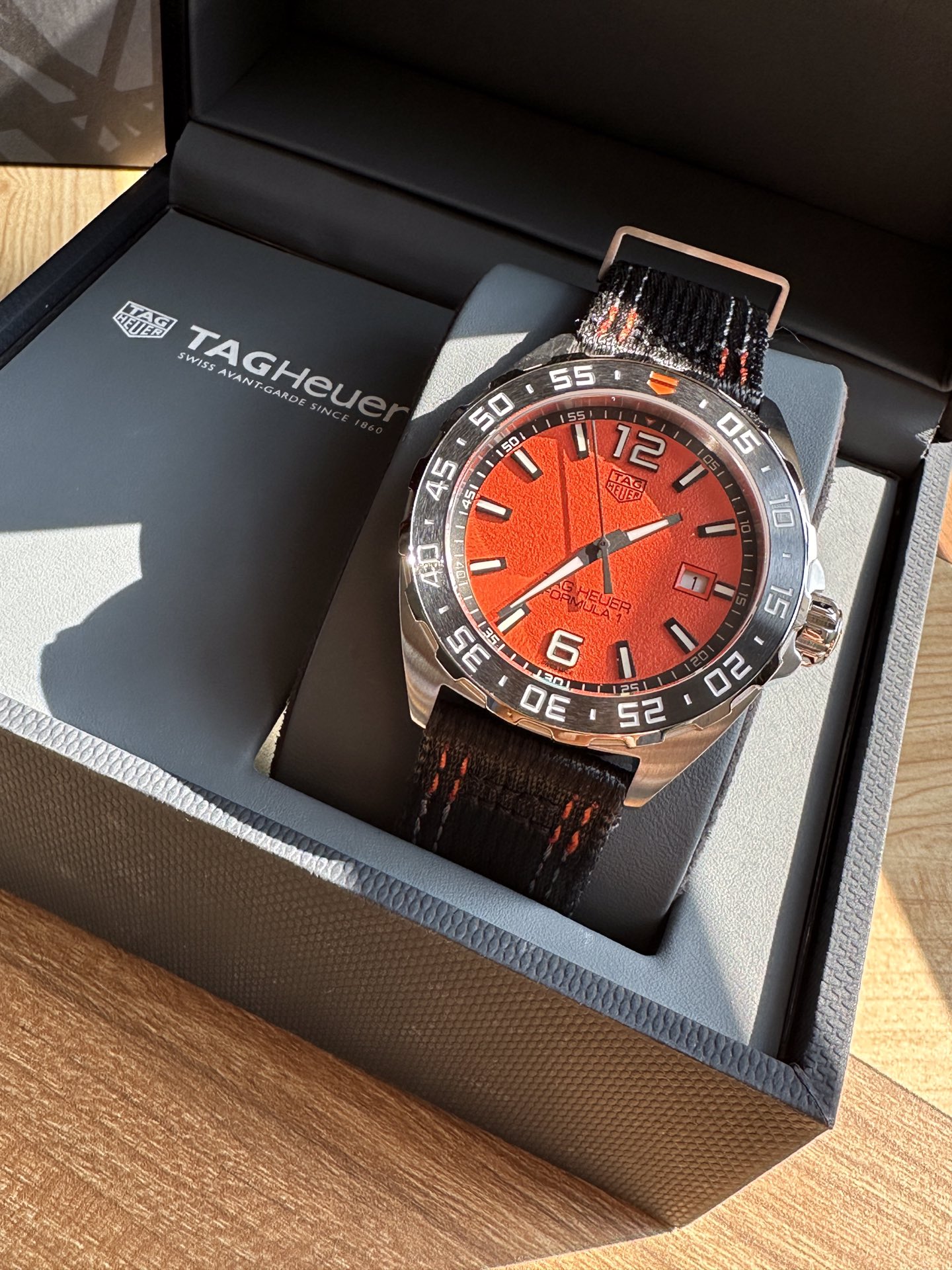 NO:385684,New models are available, new packaging plus 50 new models are available for high-value appearance, hard products. TAG Heuer F1 series quartz watch, newly issued ~ 43mm watch diameter, sapphire mirror, original movement supports disassembly, super difficult steel brushed strap process cannot be imitated, one watch, one code, customized sequence code ~ counter synchronization!  Brand new full set, tag heue19860909新款到～批,新包装加50新款高颜值上线,硬货.泰格豪雅F1系列 石英表,新出款～~43mm表径,蓝宝石镜面,原装机芯支持拆机,超高难度精钢拉丝表带工艺无法仿制,一表一码,定制序列码～专柜同步！全新全套,,tag heue,Watch