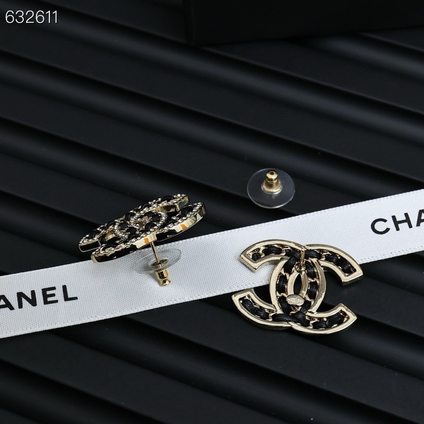 Chanel 大双C羊皮耳钉